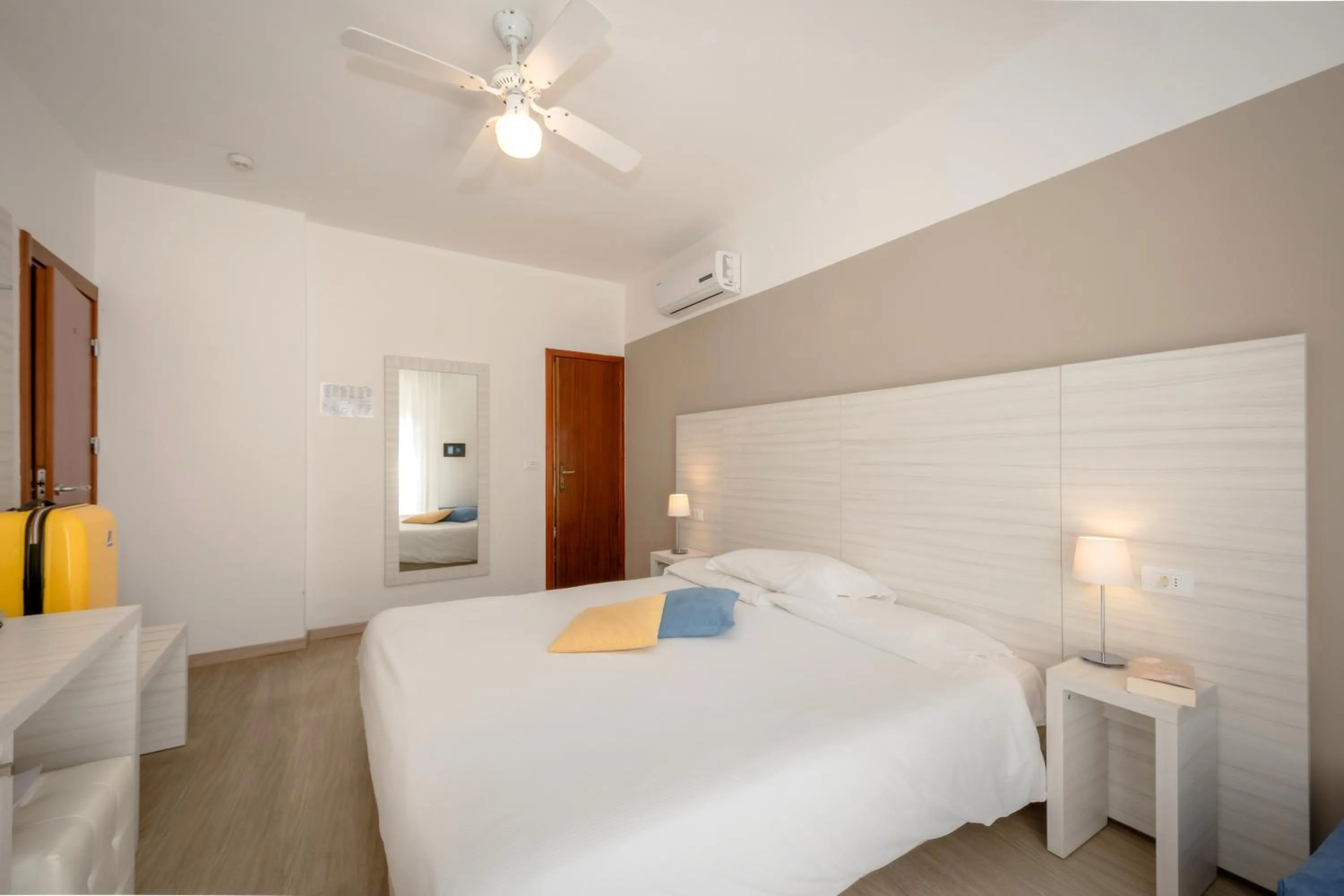 towels, Bed in Hotel Etna