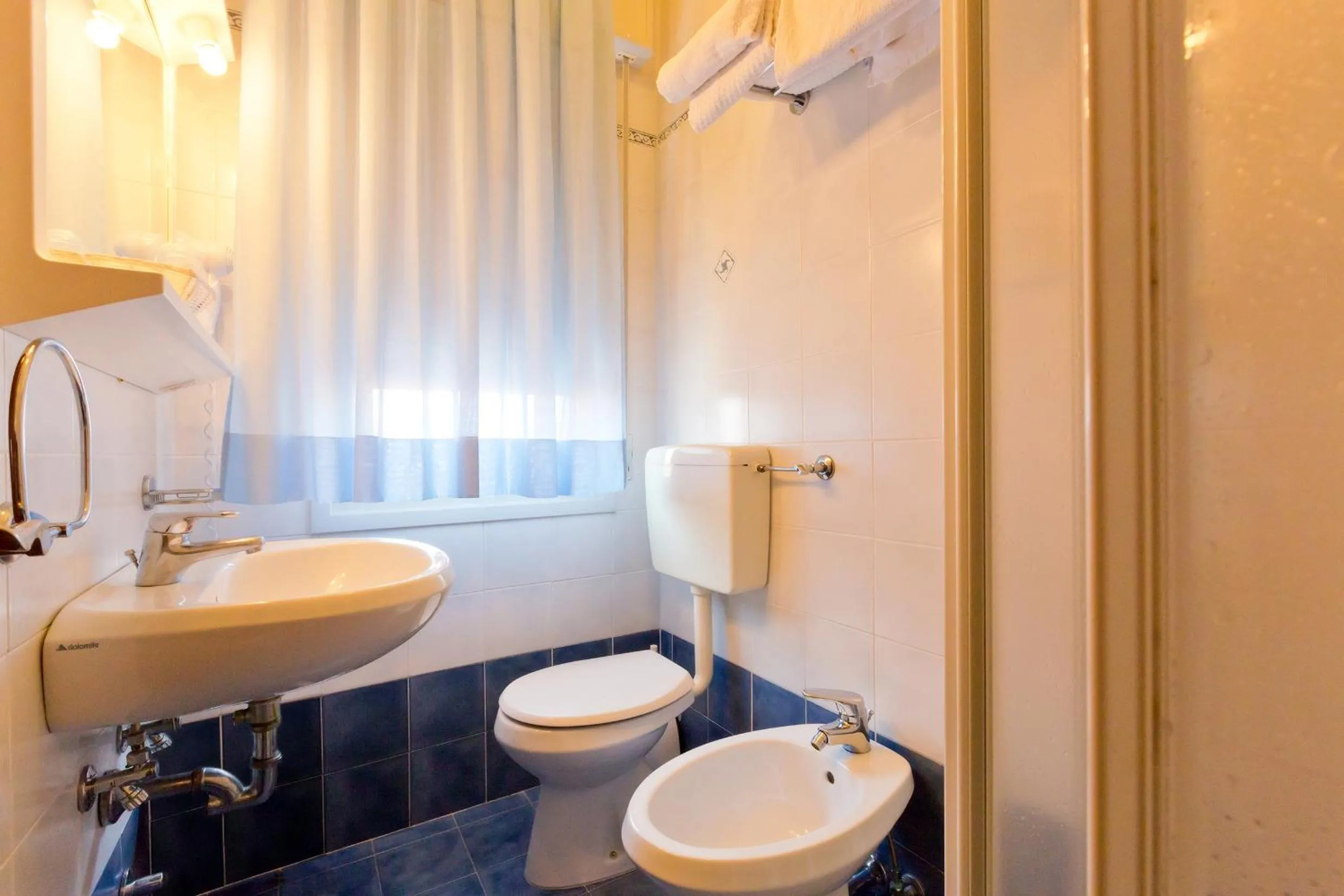 Shower in Hotel Etna