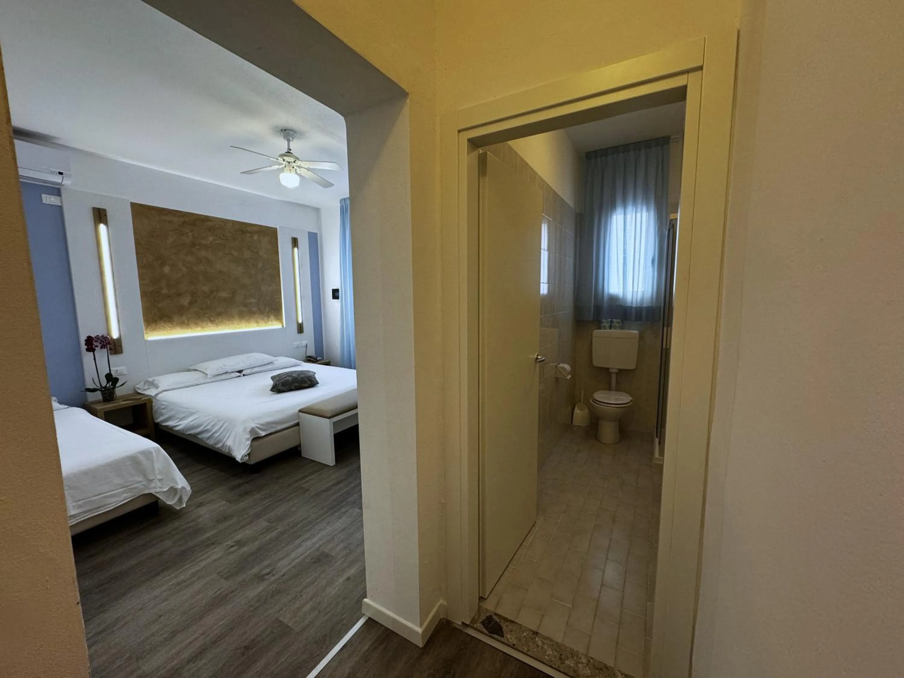 Bathroom, Bed in Hotel Etna