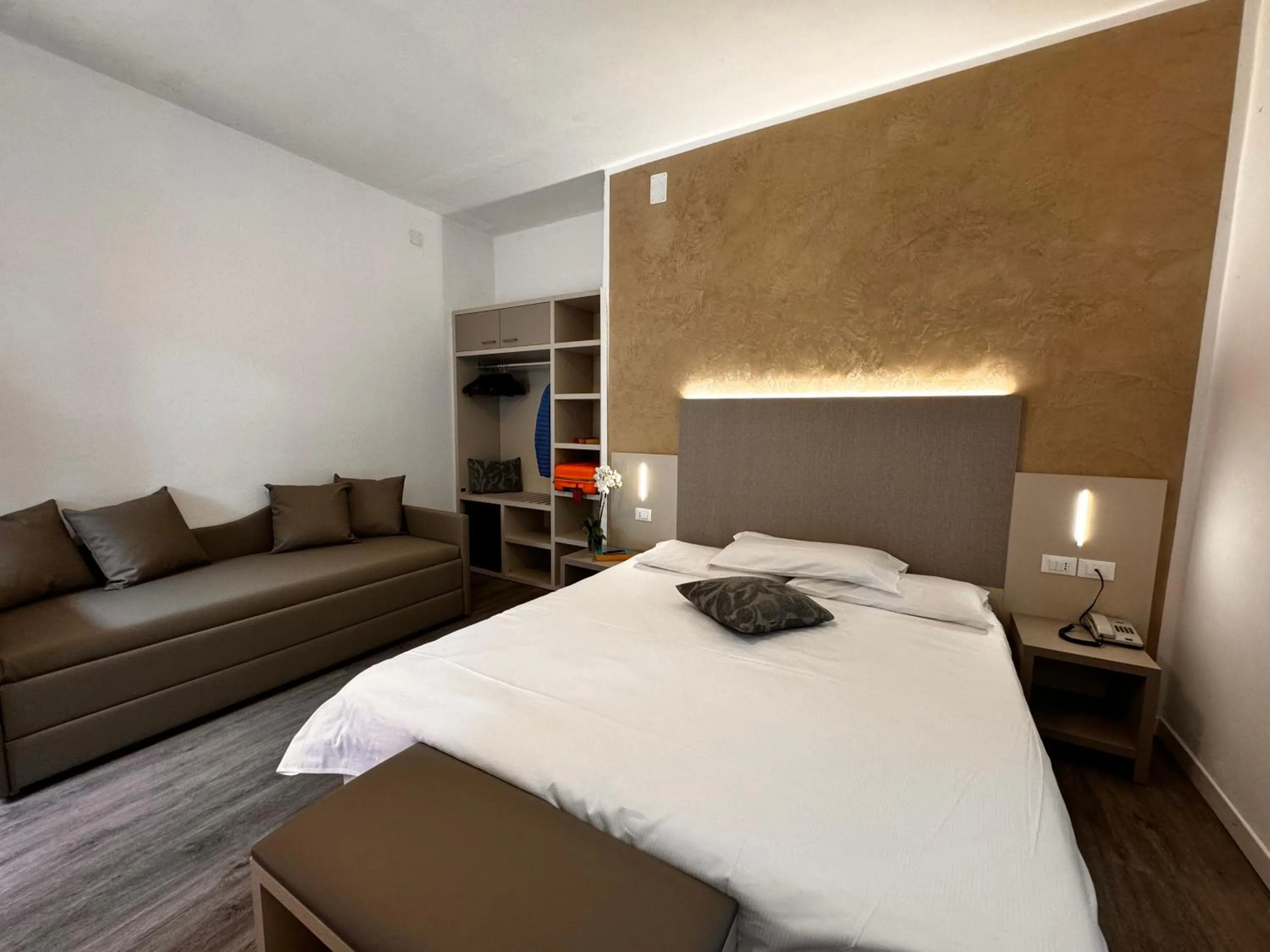 Bathroom, Bed in Hotel Etna