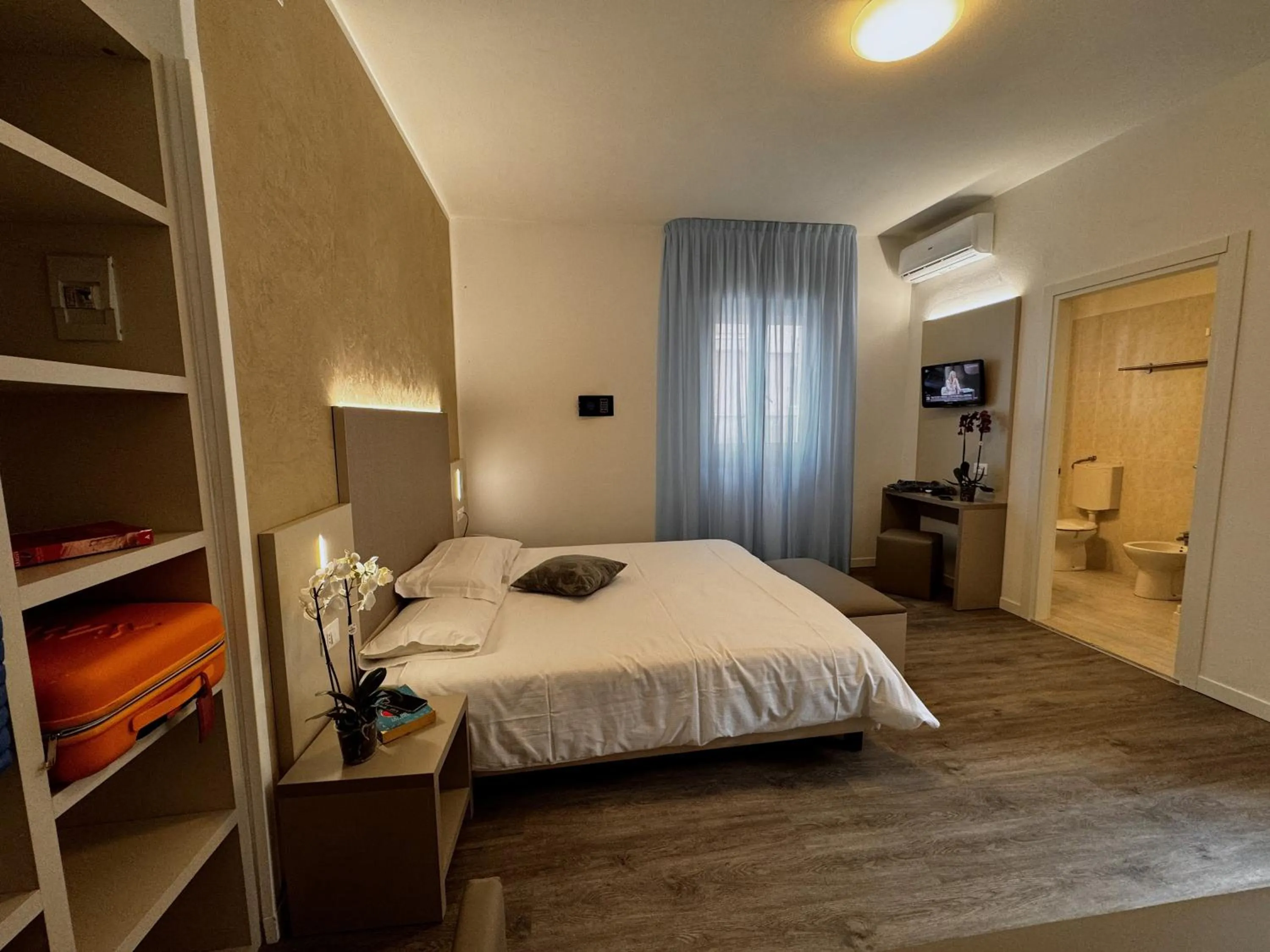 Balcony/Terrace, Bed in Hotel Etna