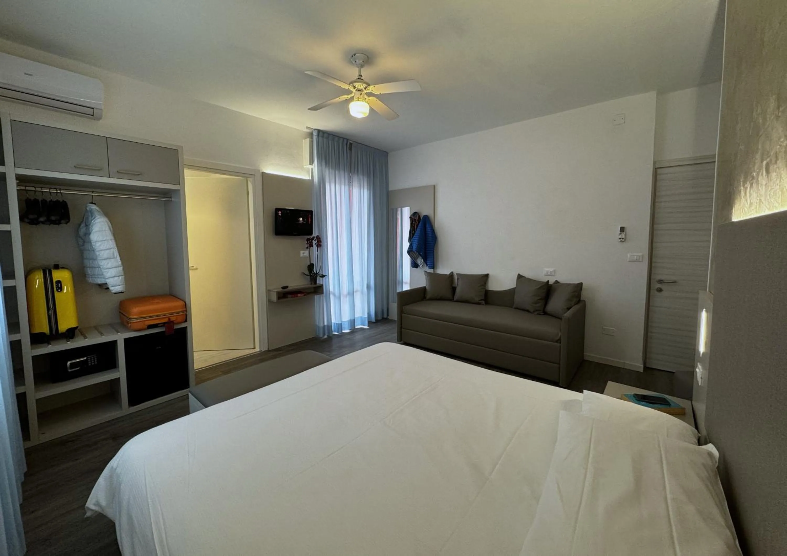 Balcony/Terrace, Bed in Hotel Etna