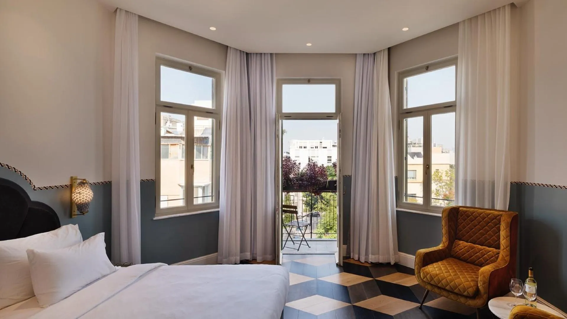 Property building, Bed in Sam&Blondi