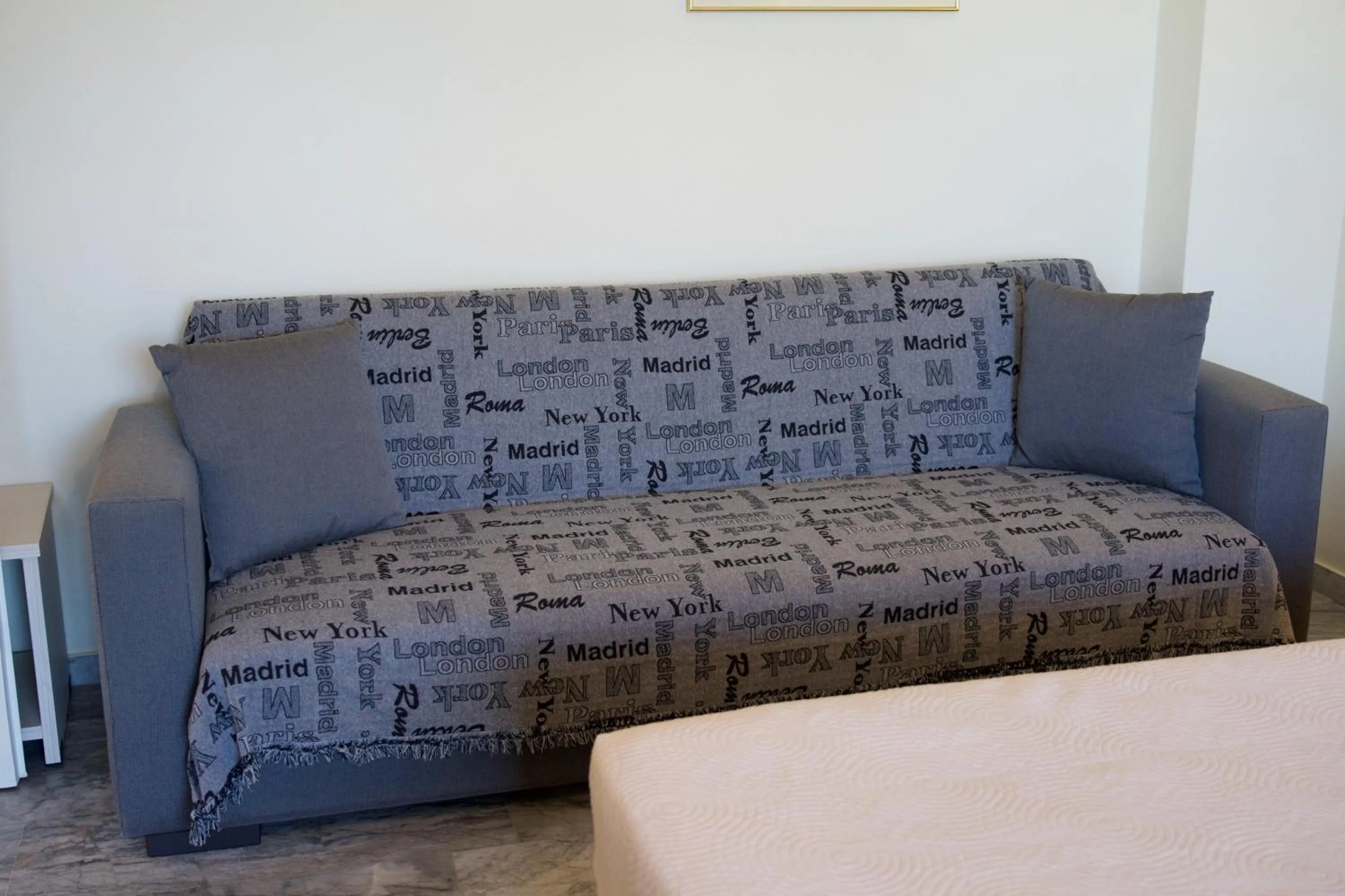 Living room, Bed in Prince Studios