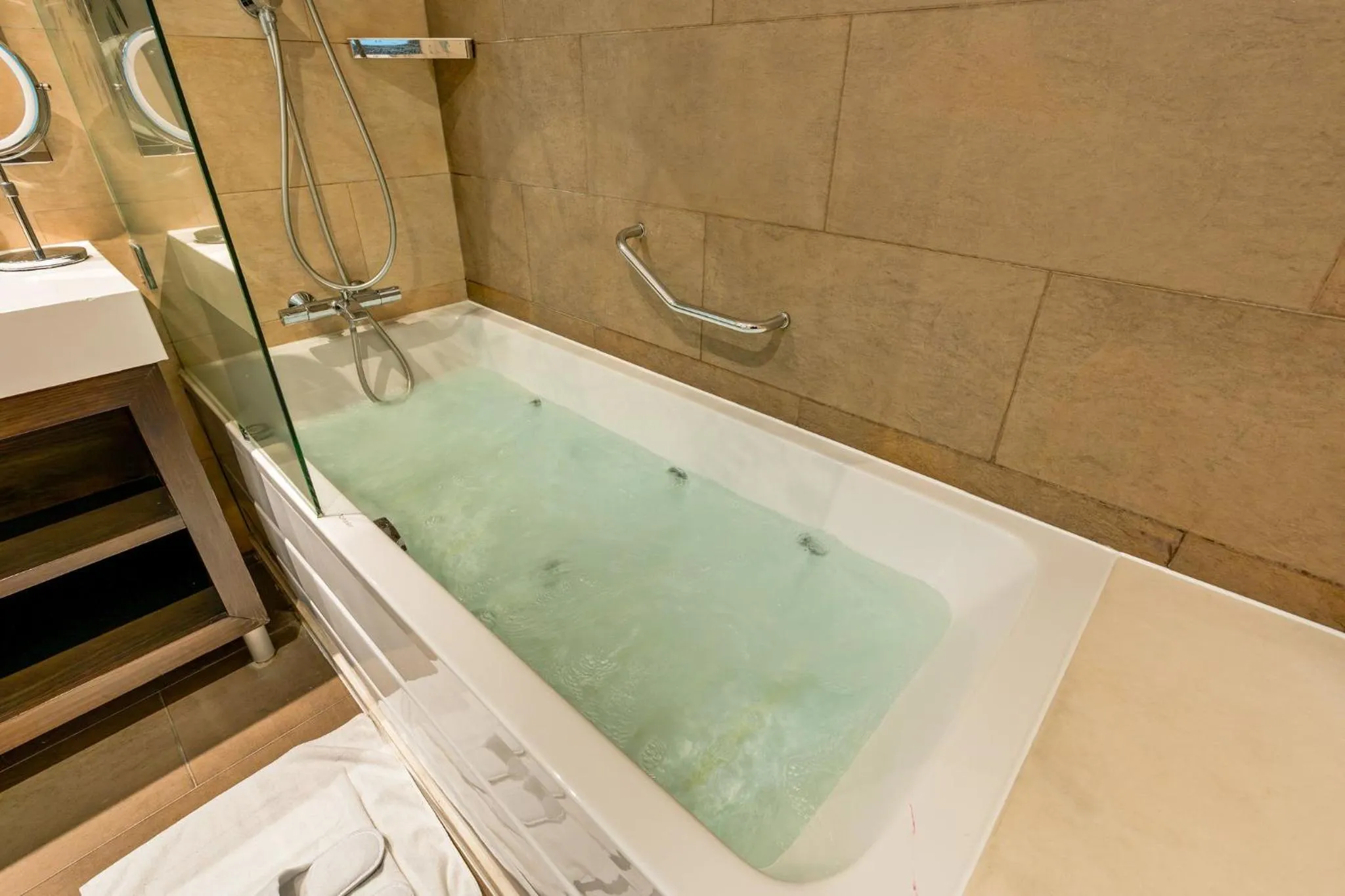 Photo of the whole room in Hotel Indigo Barcelona - Plaza Catalunya 4Sup by IHG