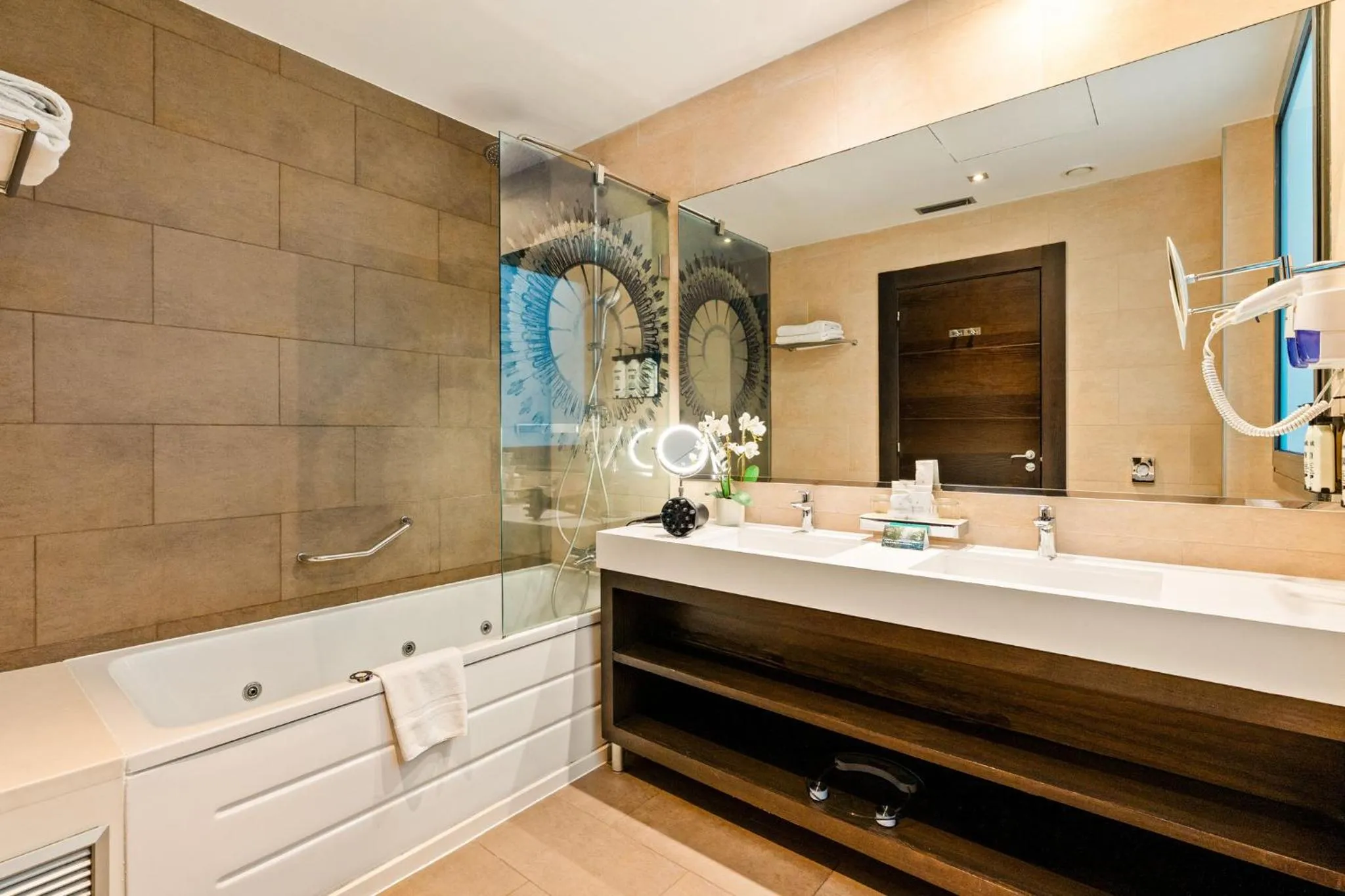 Photo of the whole room in Hotel Indigo Barcelona - Plaza Catalunya 4Sup by IHG