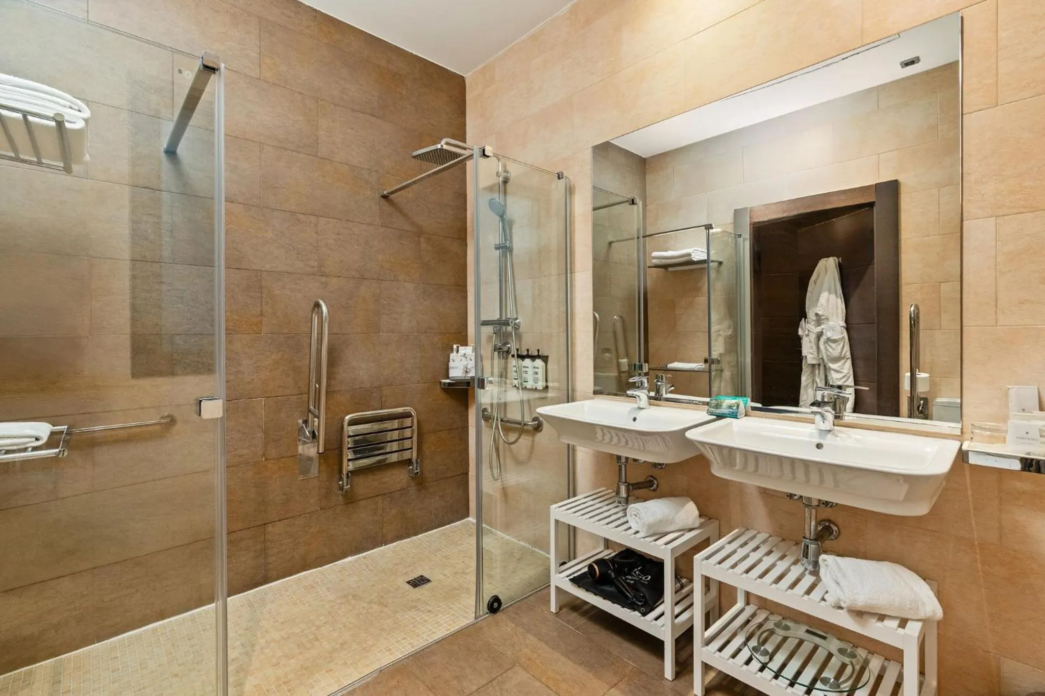 Photo of the whole room in Hotel Indigo Barcelona - Plaza Catalunya 4Sup by IHG