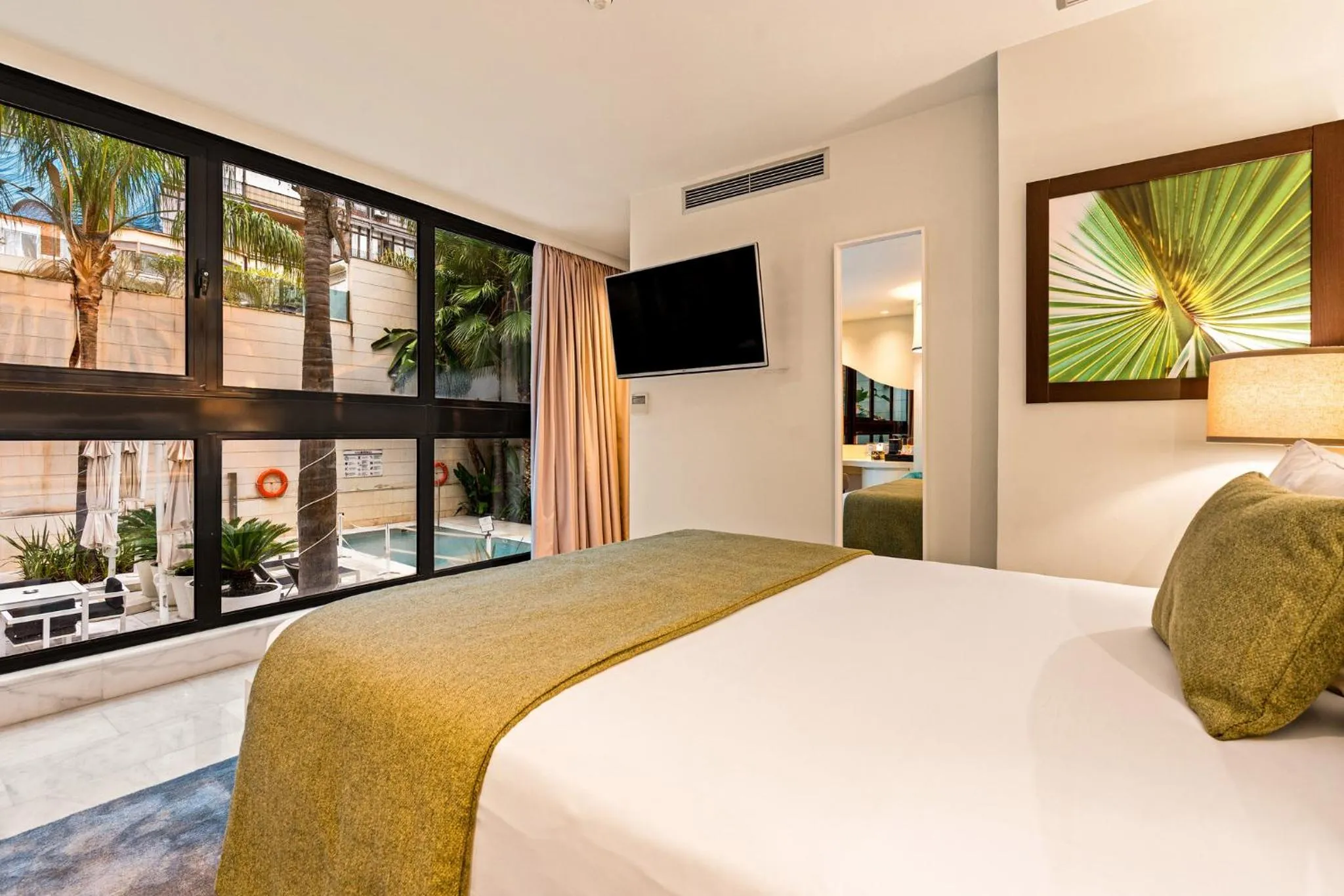 Photo of the whole room, Bed in Hotel Indigo Barcelona - Plaza Catalunya 4Sup by IHG