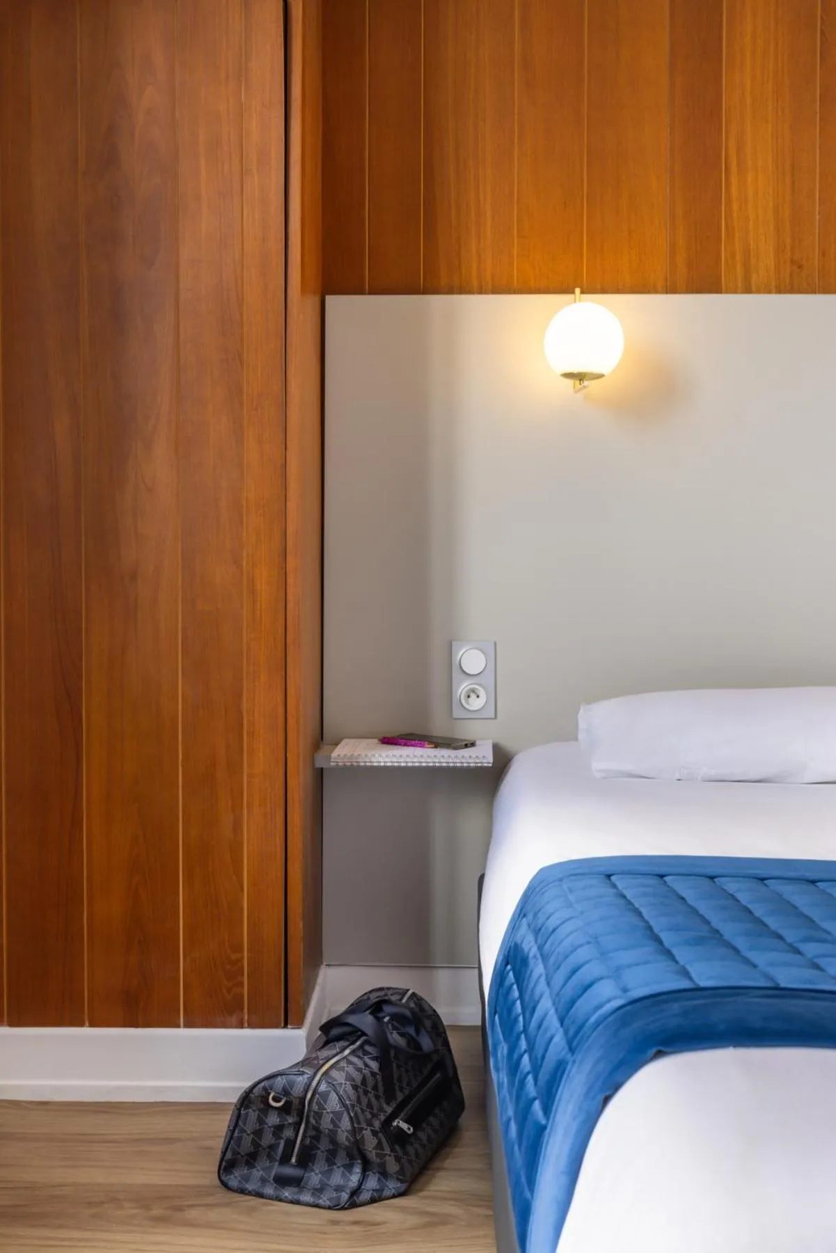 Photo of the whole room, Bed in Hotel Bristol Metz Centre Gare