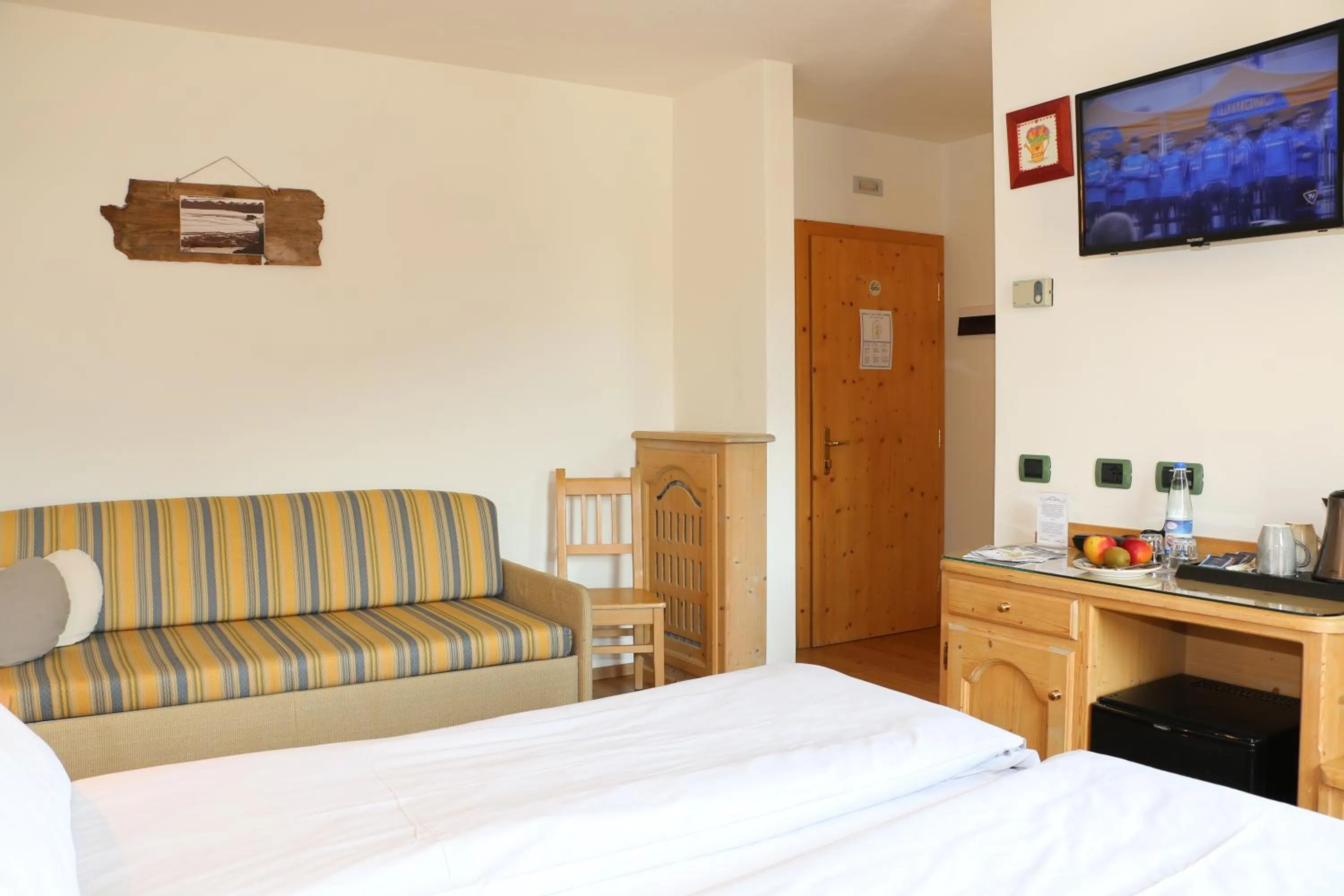 Bed, Seating Area in Hotel "La Suisse"