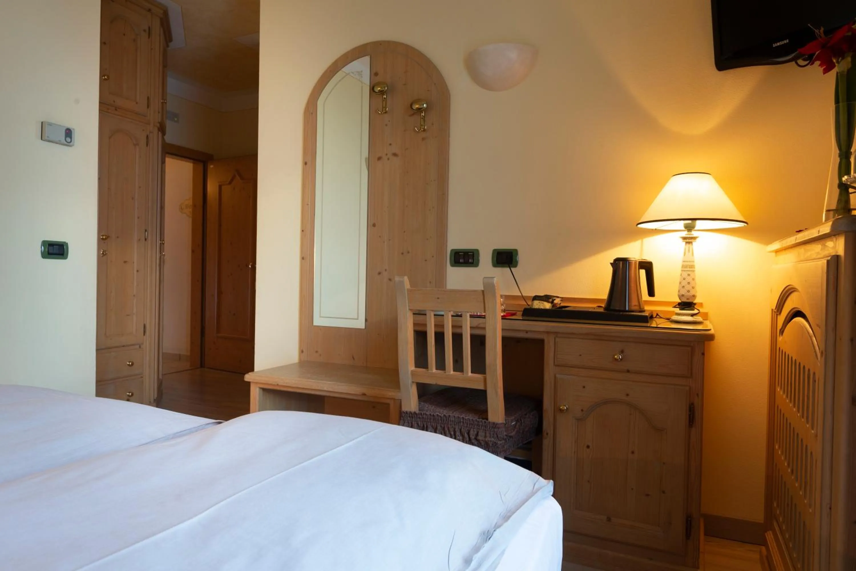 Bed, TV/Entertainment Center in Hotel "La Suisse"