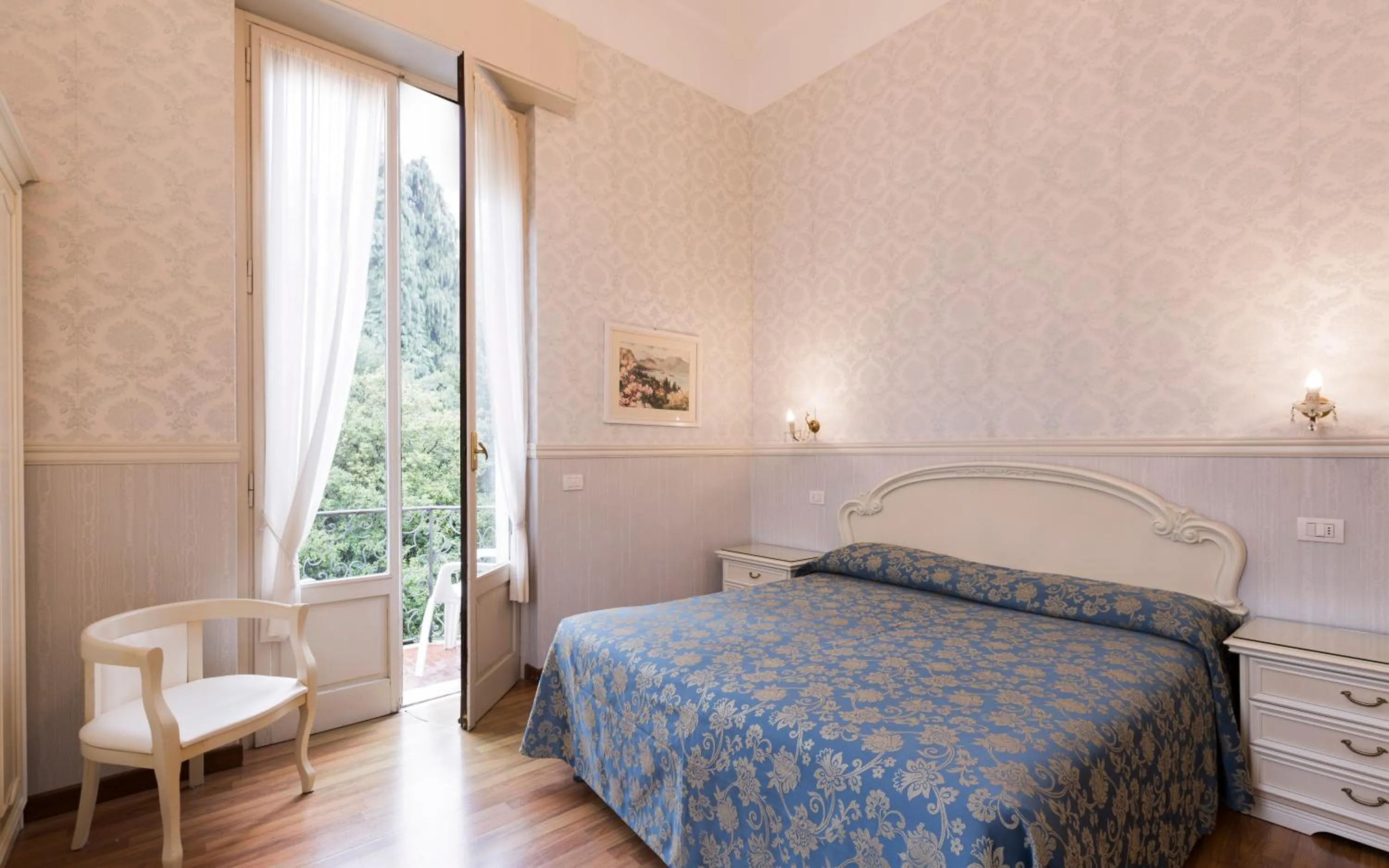 Garden view, Bed in Hotel Du Parc