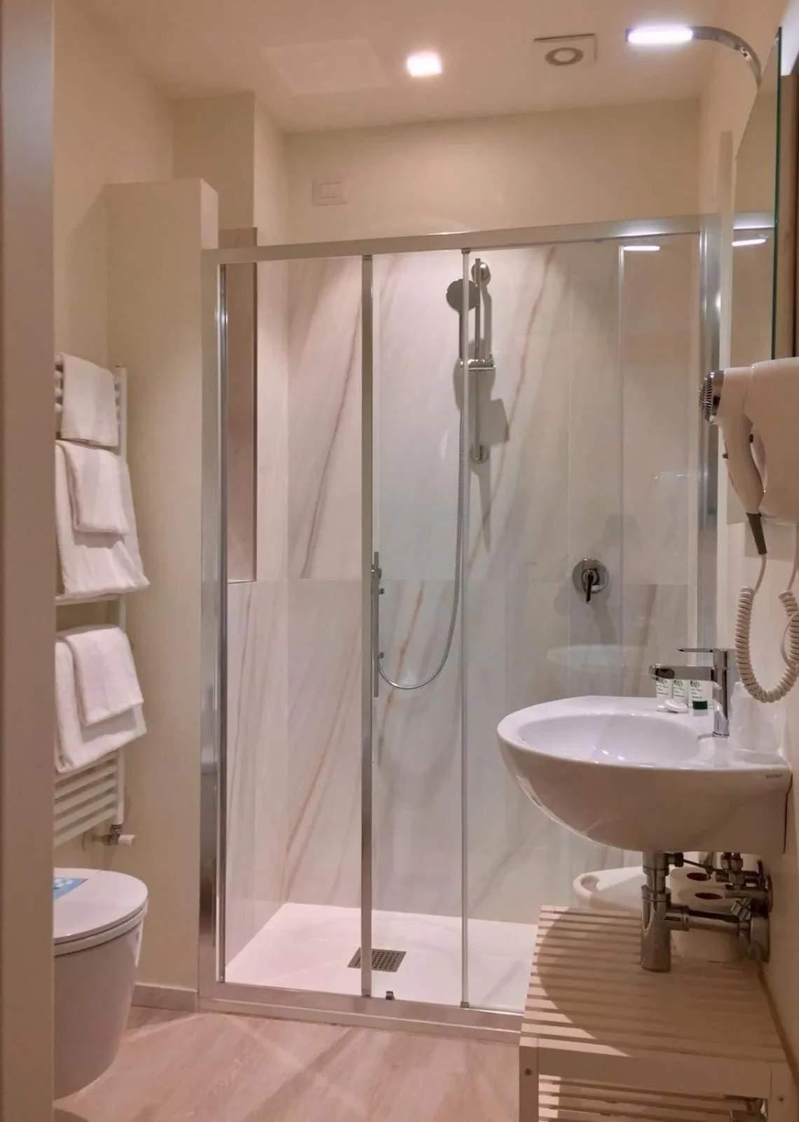 Shower in Hotel Du Parc