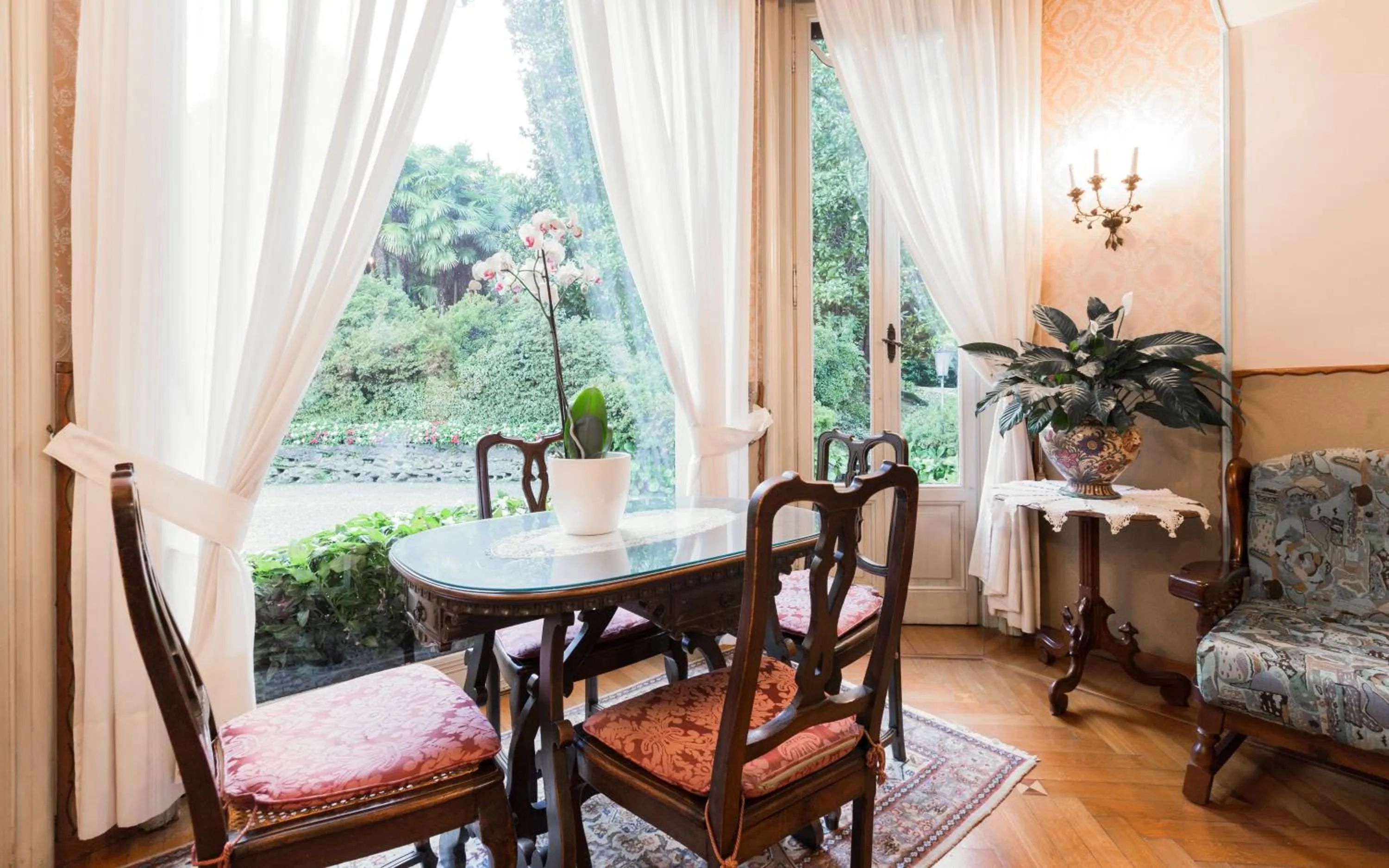 Communal lounge/ TV room in Hotel Du Parc