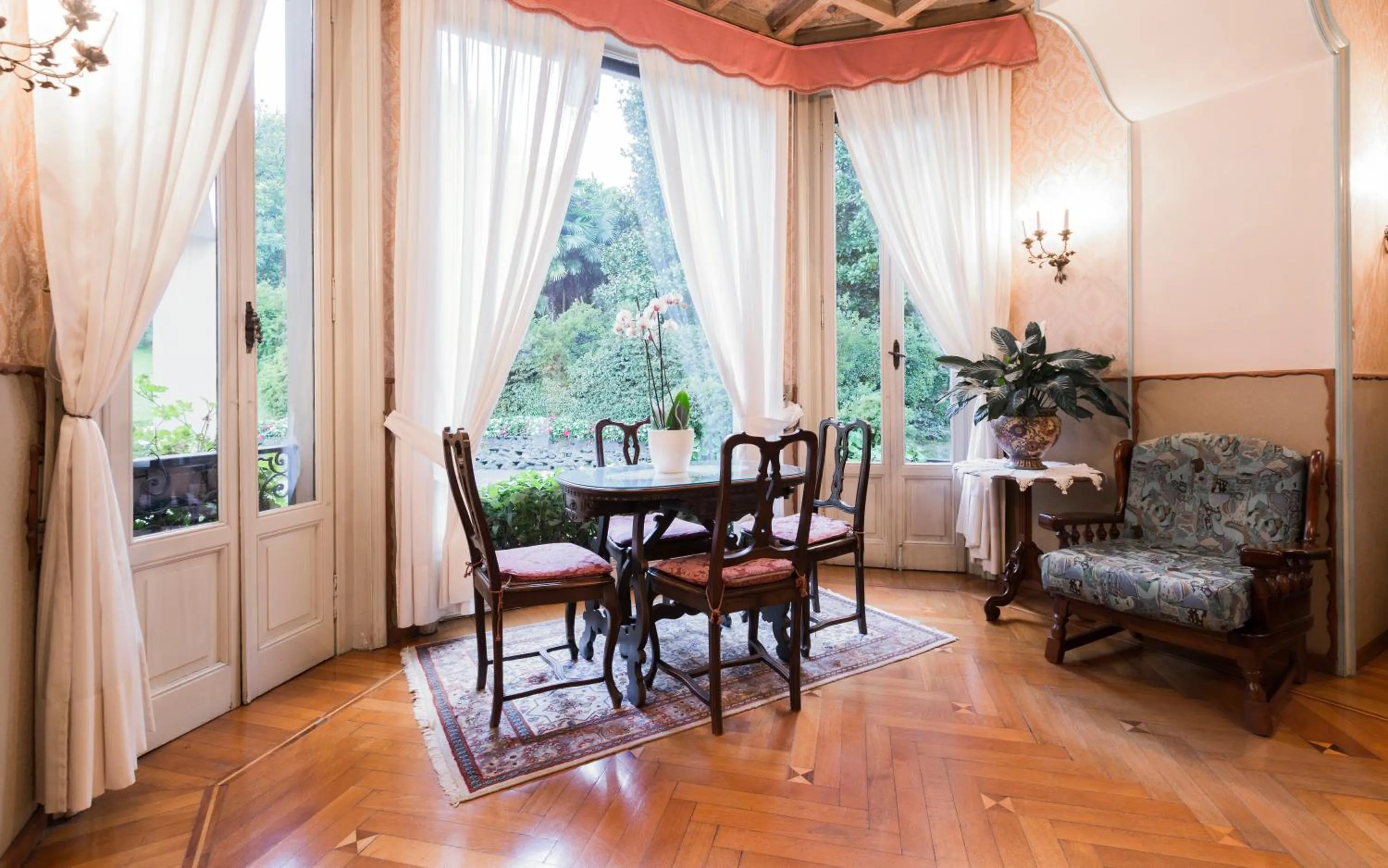 Communal lounge/ TV room in Hotel Du Parc