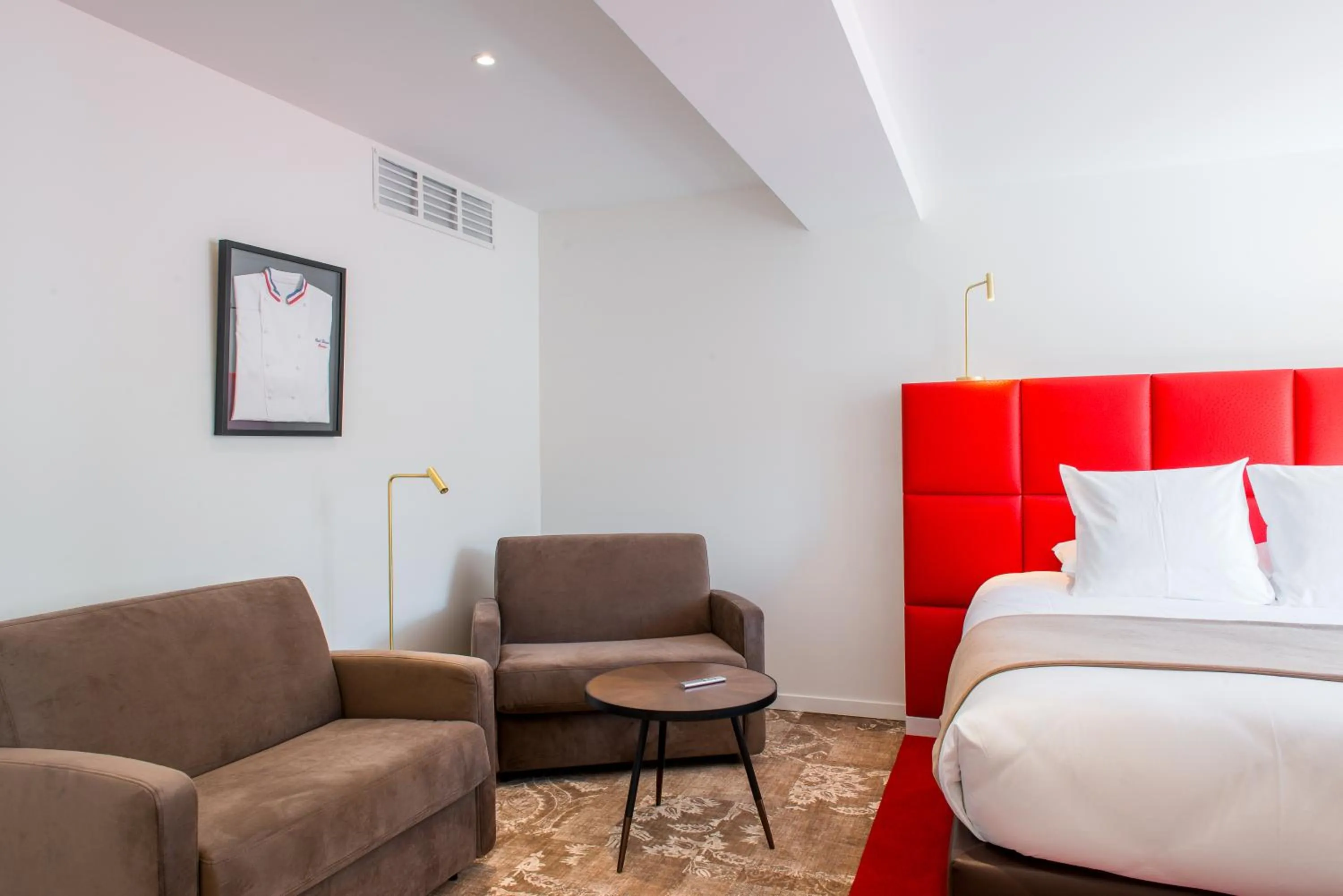 Bed in Logis Hôtel Le Tilia