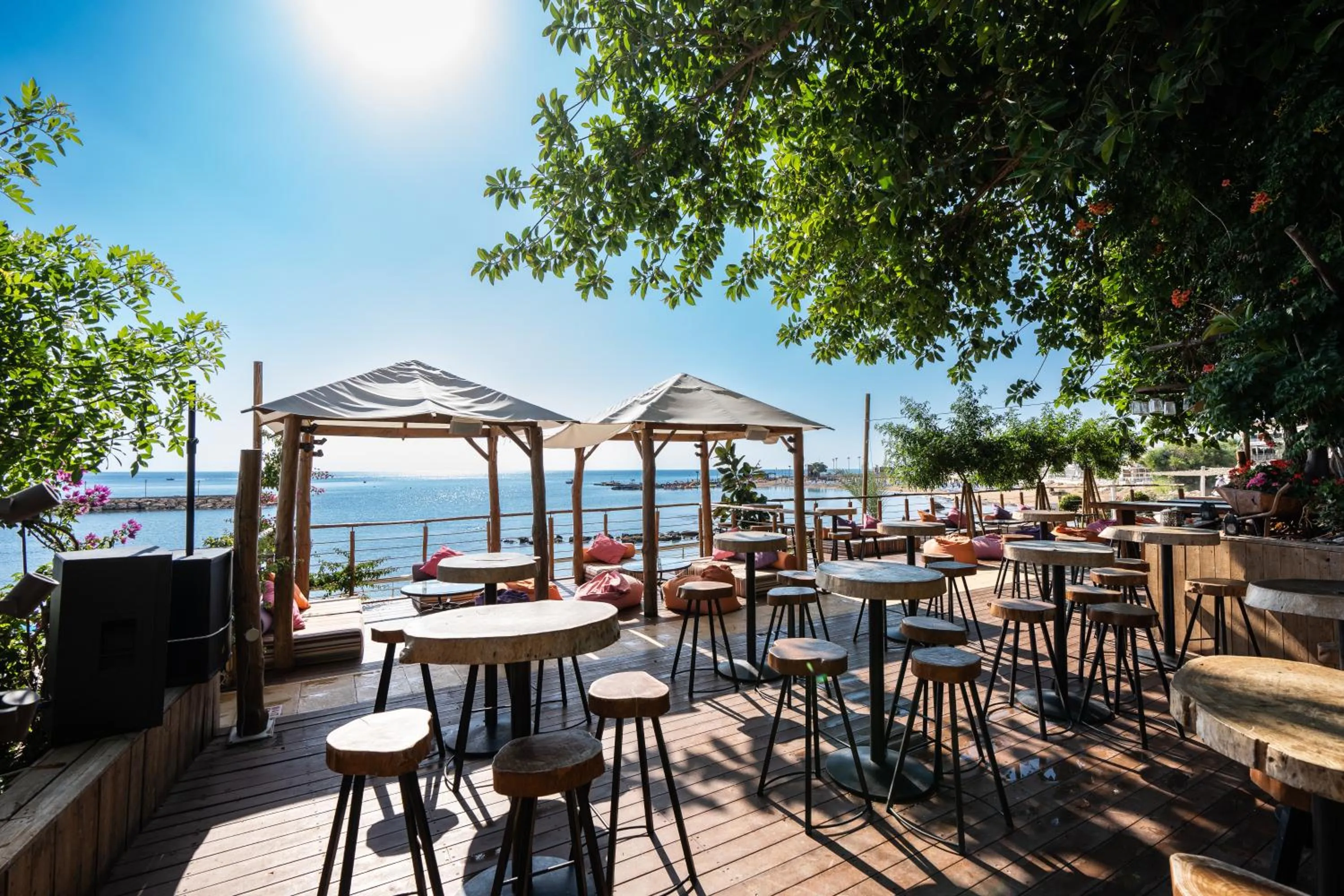 Lounge or bar in Golden Coast Beach Hotel