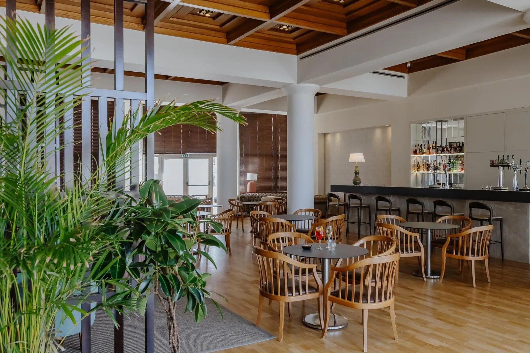 Lounge or bar in Golden Coast Beach Hotel