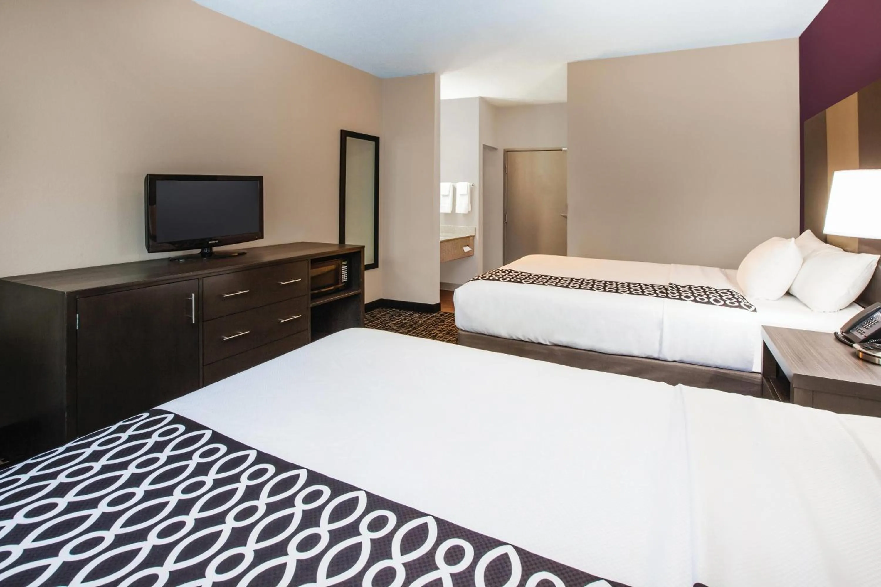 Photo of the whole room, Bed in La Quinta Inn by Wyndham Indianapolis North