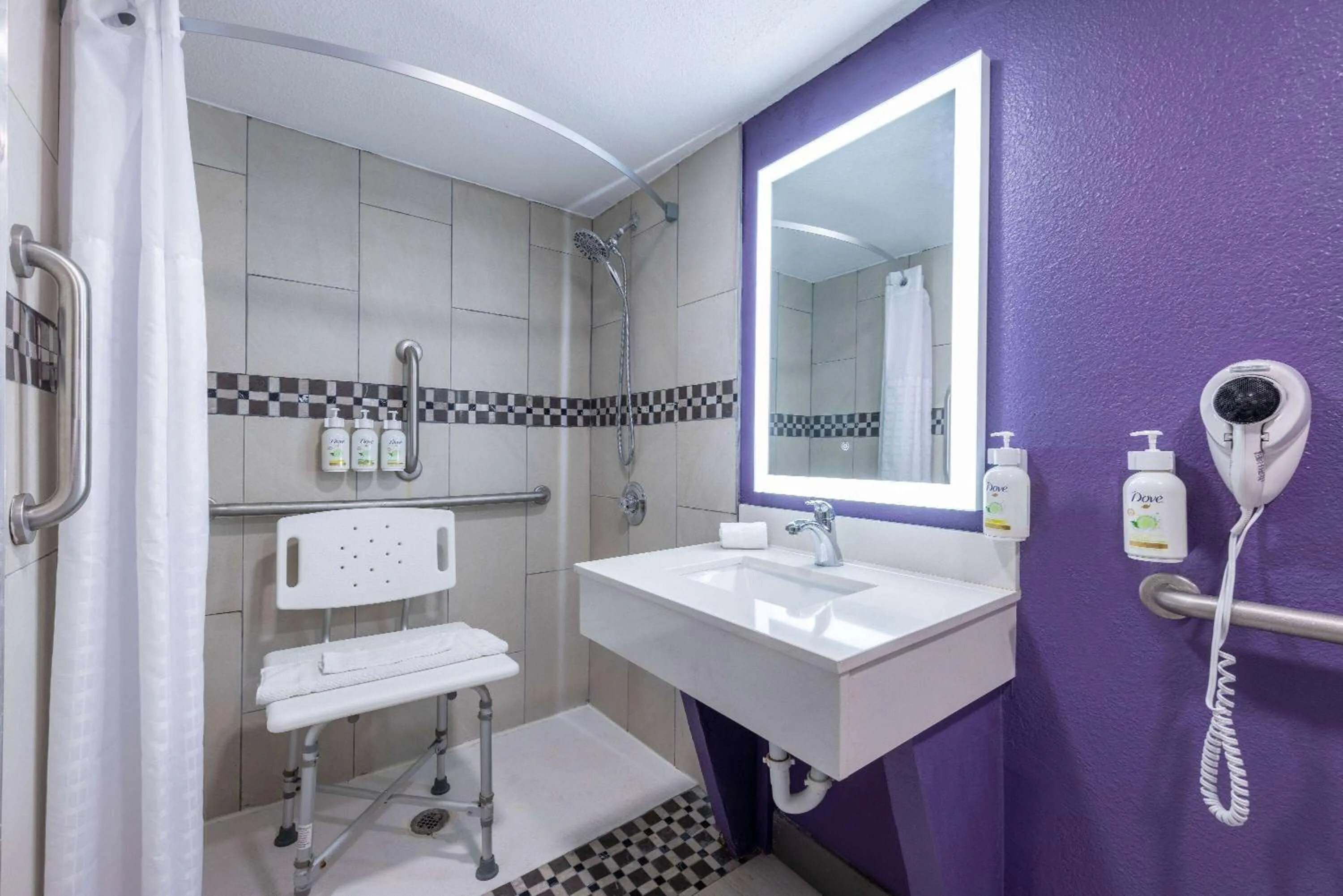 Shower in La Quinta Inn by Wyndham Kansas City Lenexa