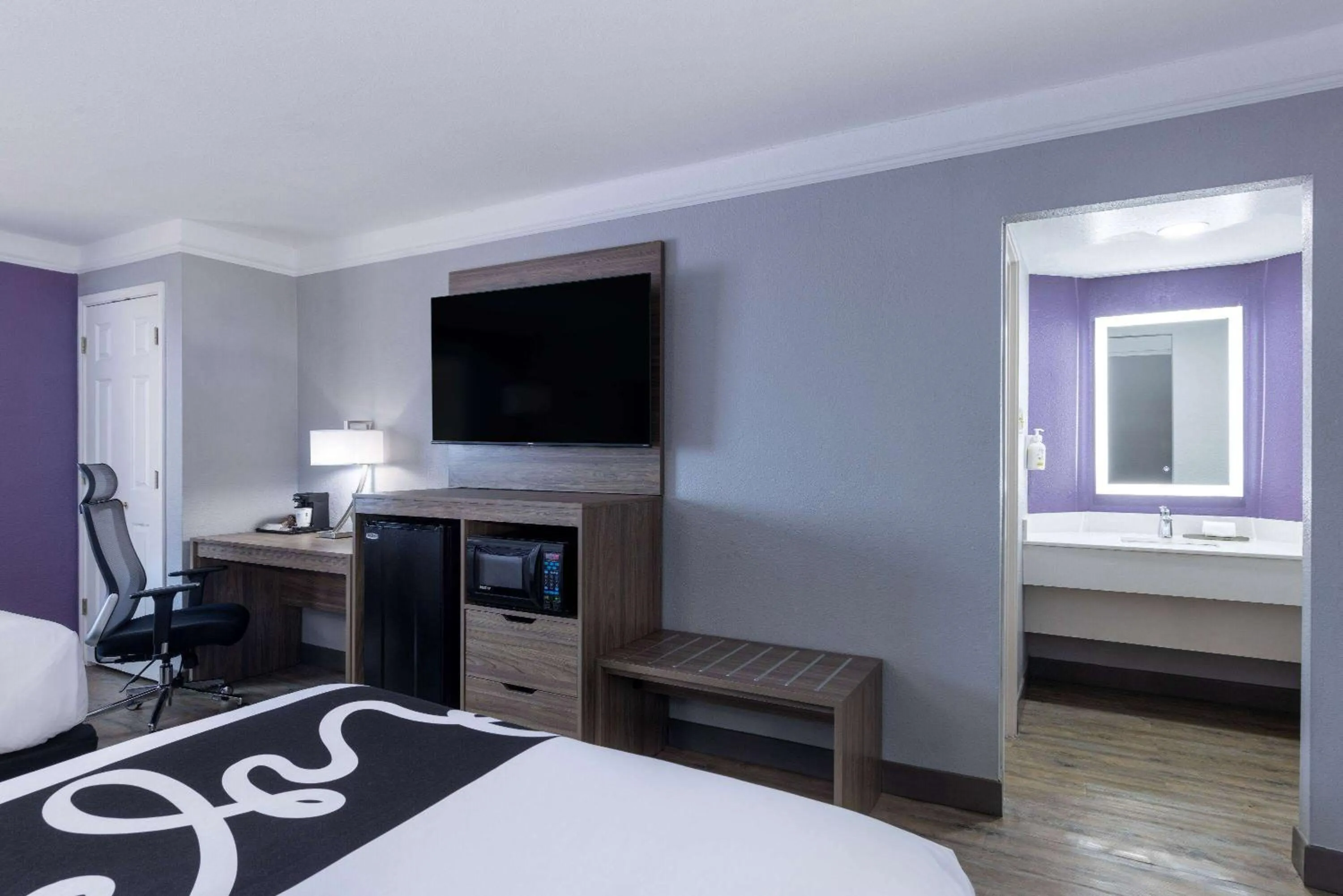 Photo of the whole room, Bed in La Quinta Inn by Wyndham Kansas City Lenexa