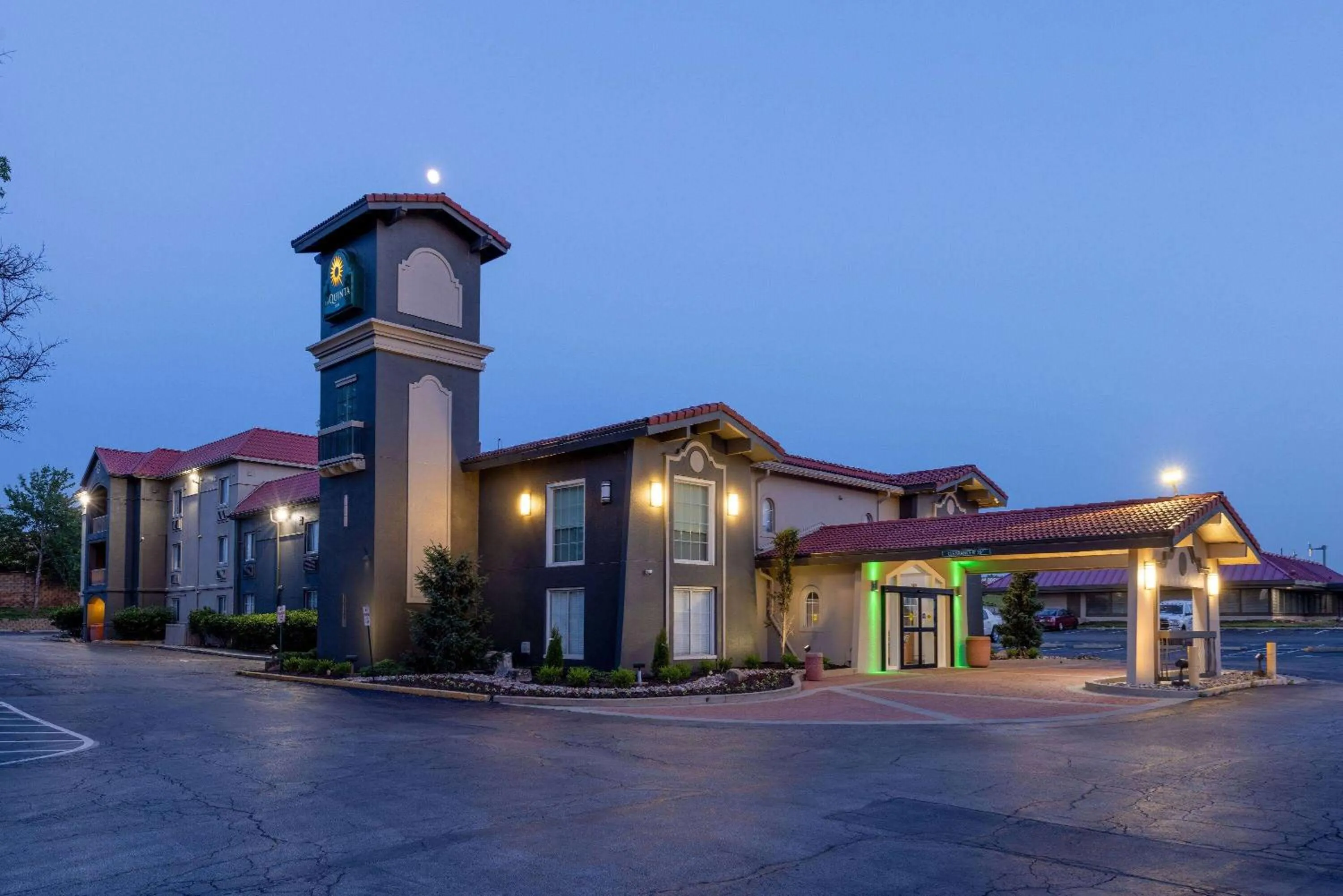 Property building in La Quinta Inn by Wyndham Kansas City Lenexa