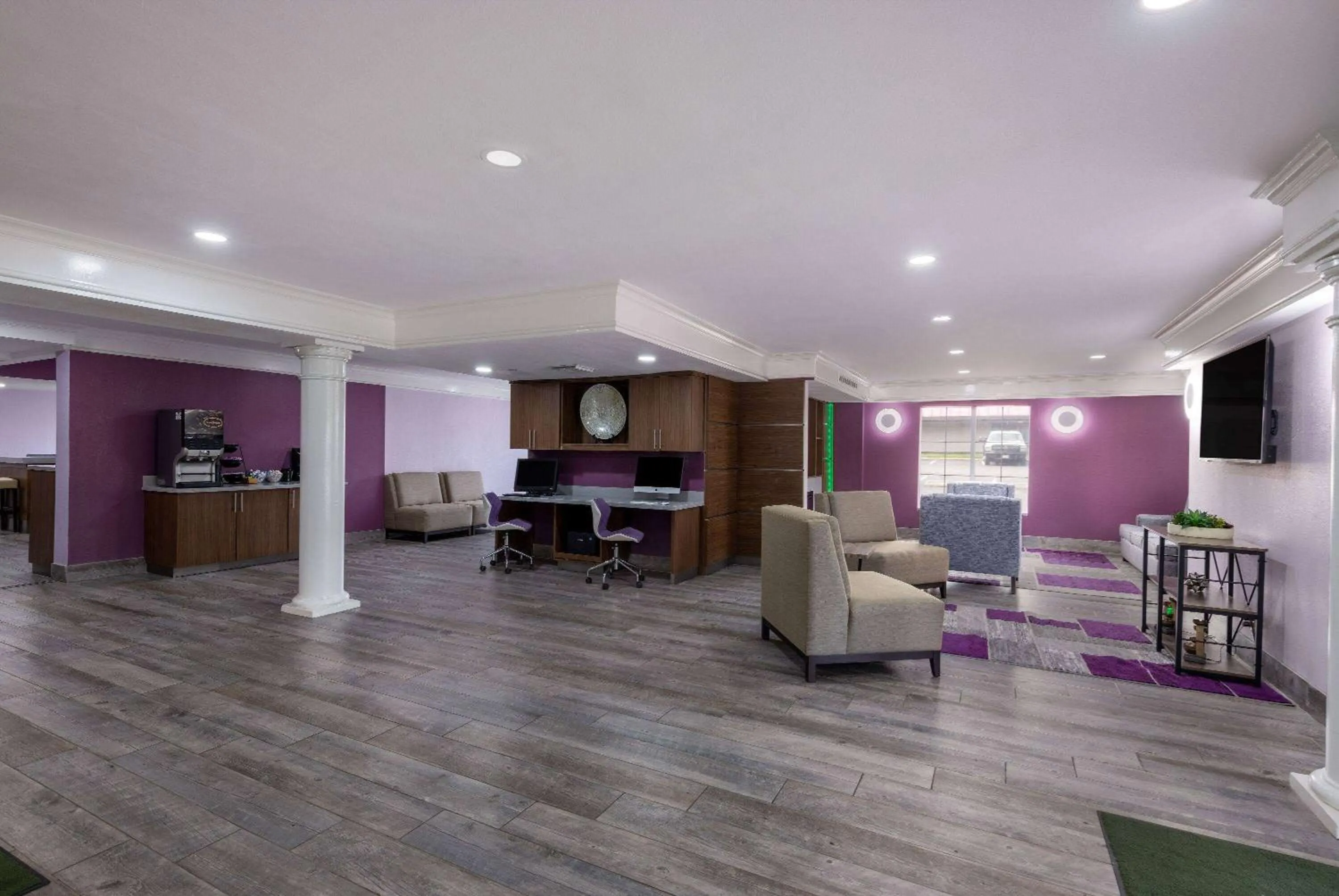 Lobby or reception in La Quinta Inn by Wyndham Kansas City Lenexa