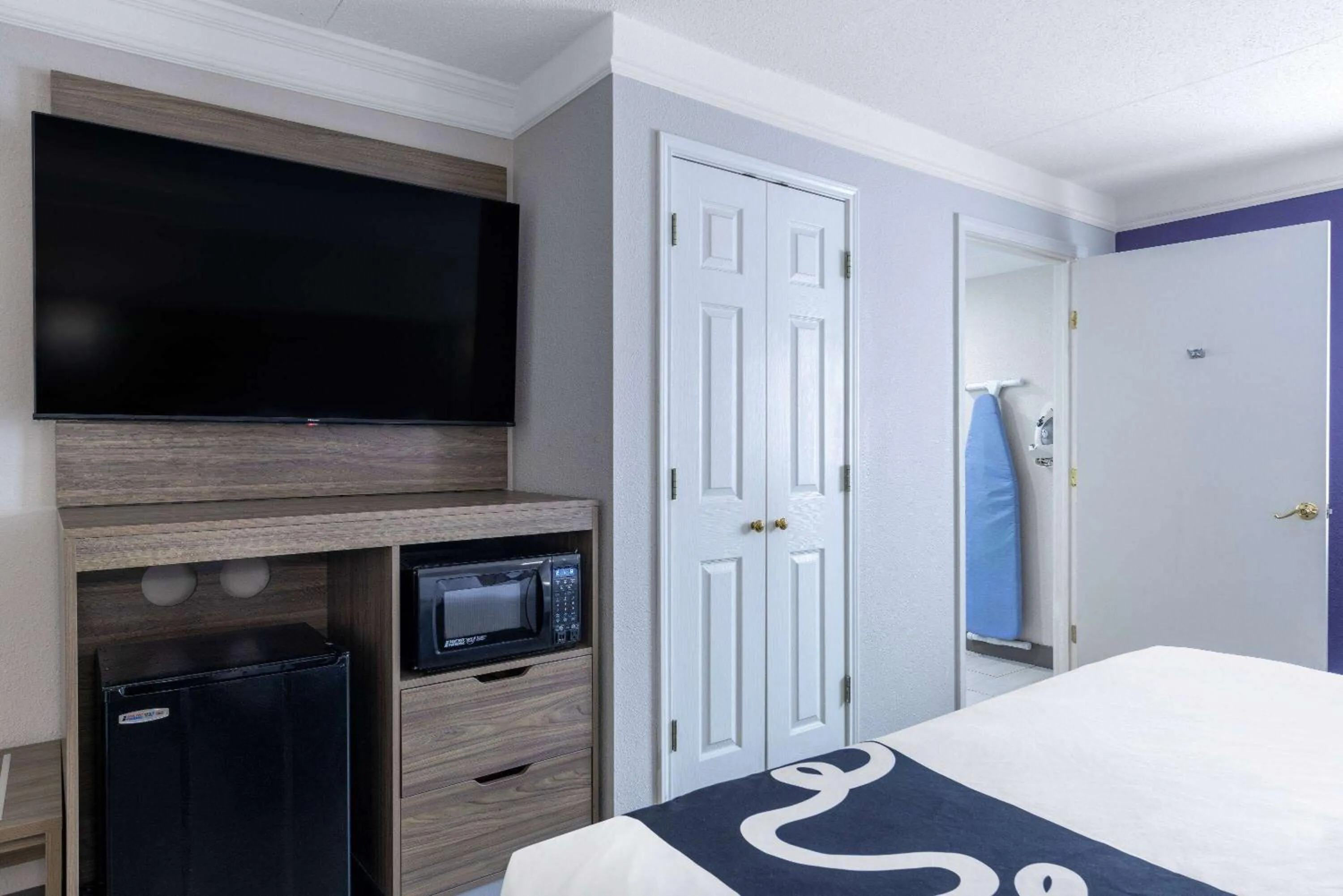 Photo of the whole room, Bed in La Quinta Inn by Wyndham Kansas City Lenexa