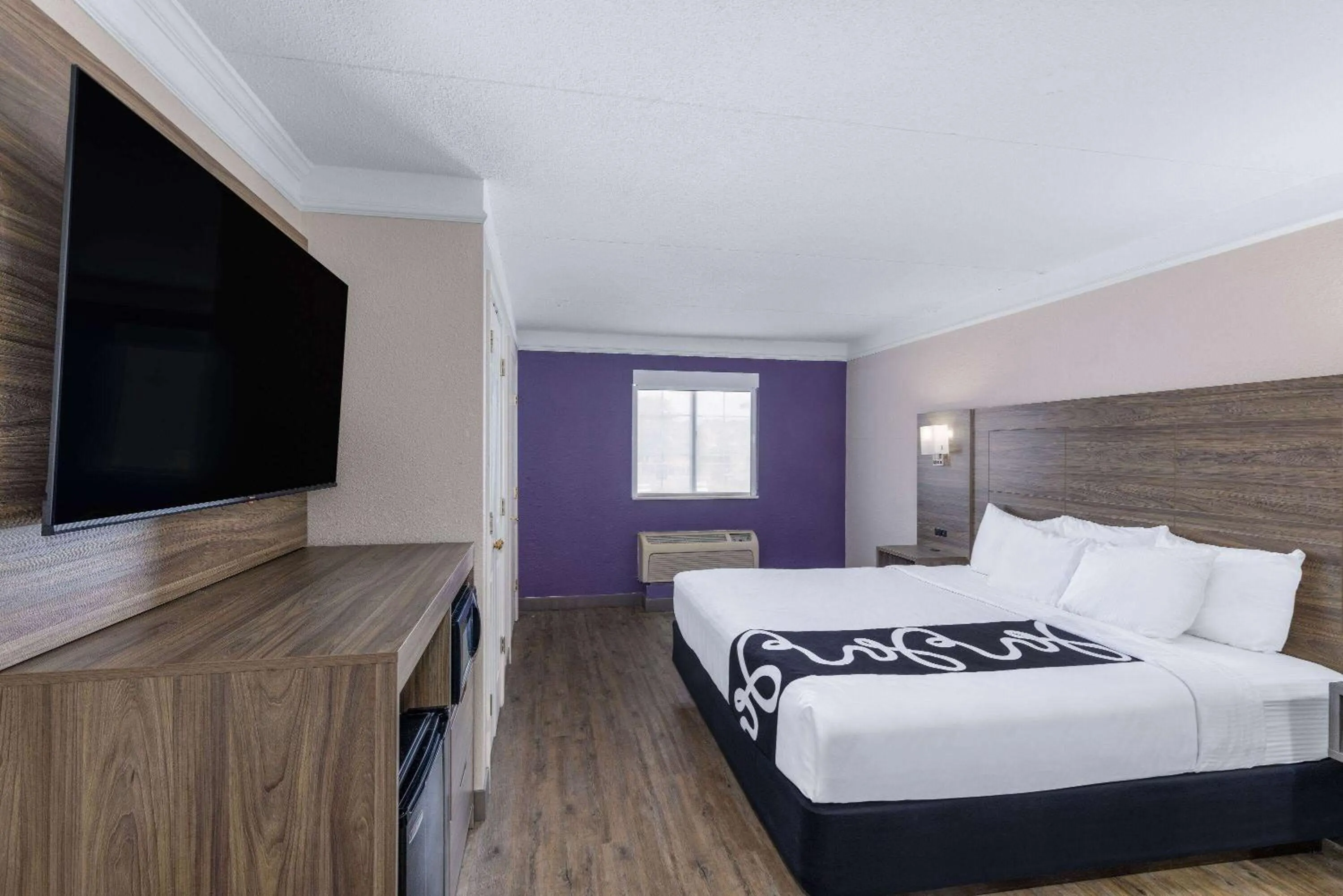 Photo of the whole room, Bed in La Quinta Inn by Wyndham Kansas City Lenexa