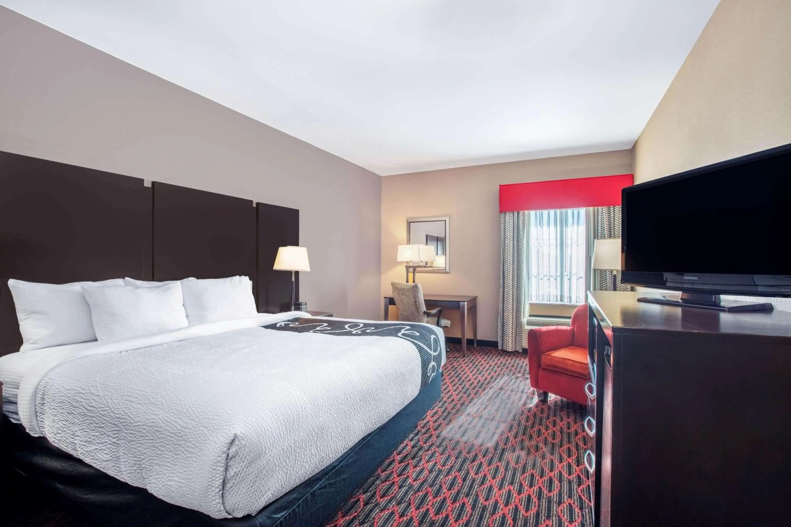 Photo of the whole room, Bed in La Quinta by Wyndham Conway