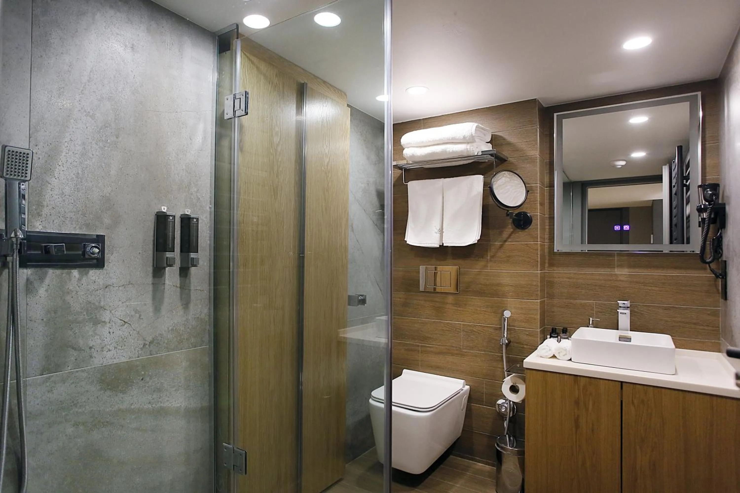 Shower in Paskunji Residence