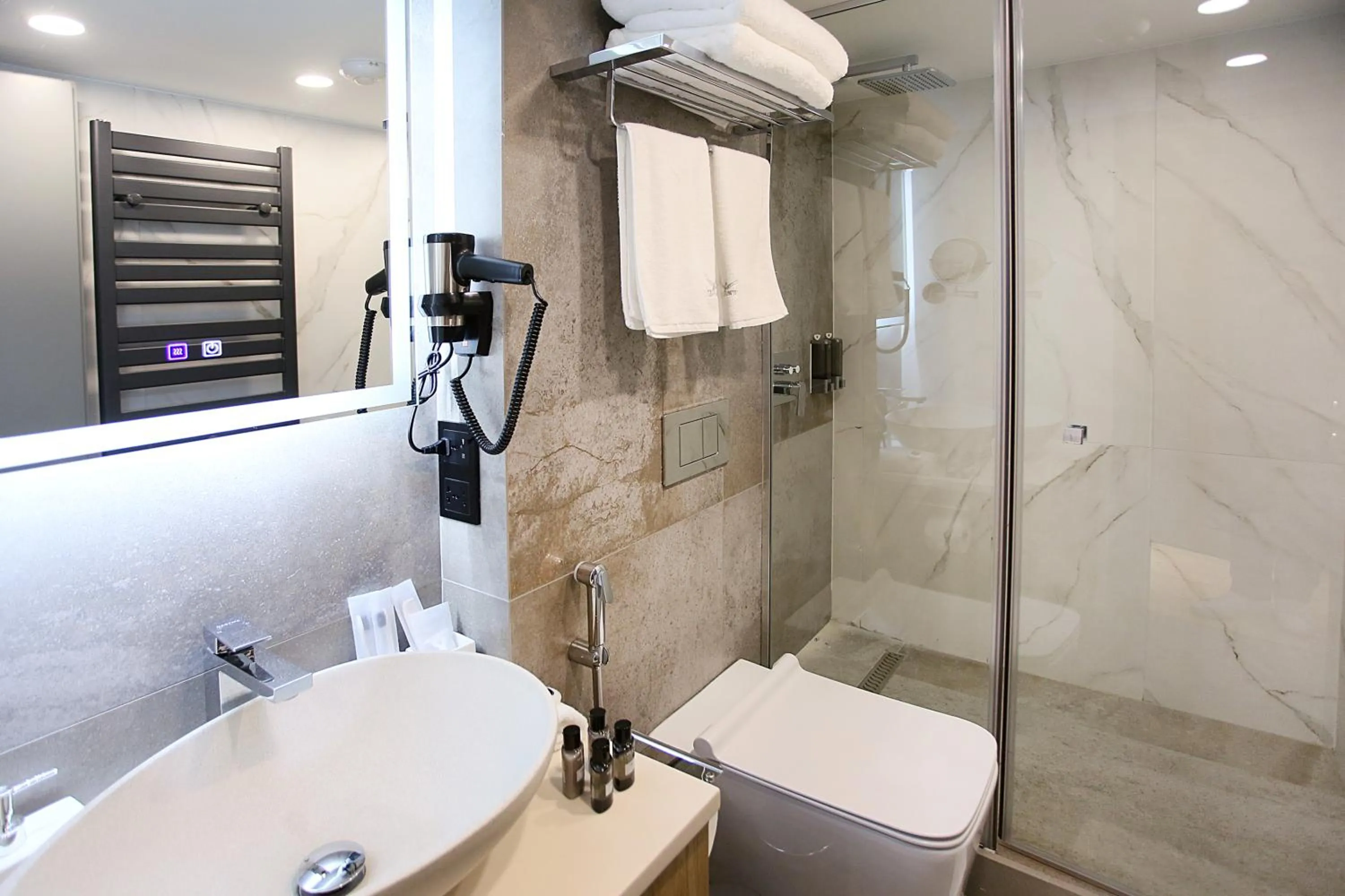 Shower in Paskunji Residence