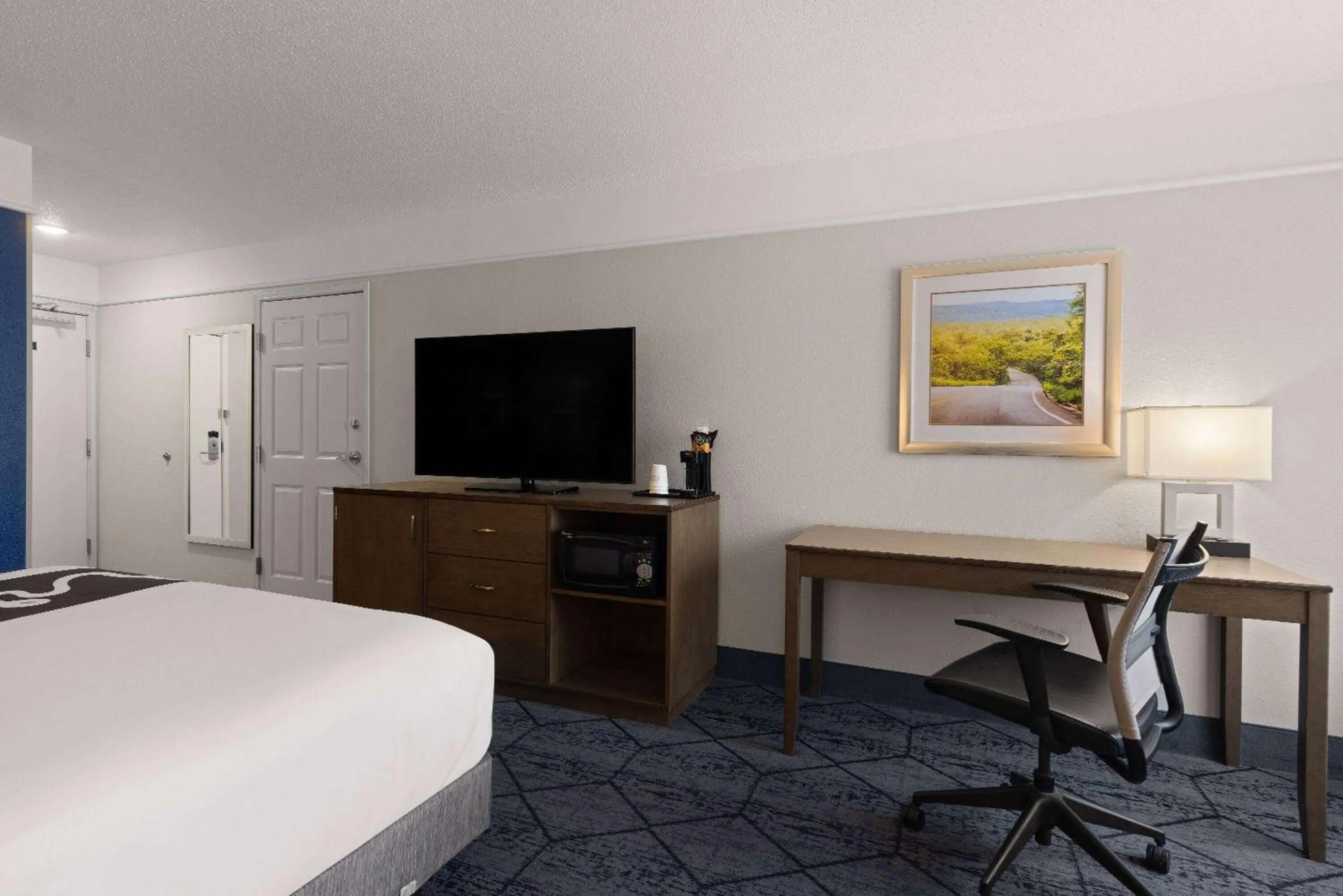 Photo of the whole room, Bed in La Quinta Inn and Suites by Wyndham at WaTiki Waterpark