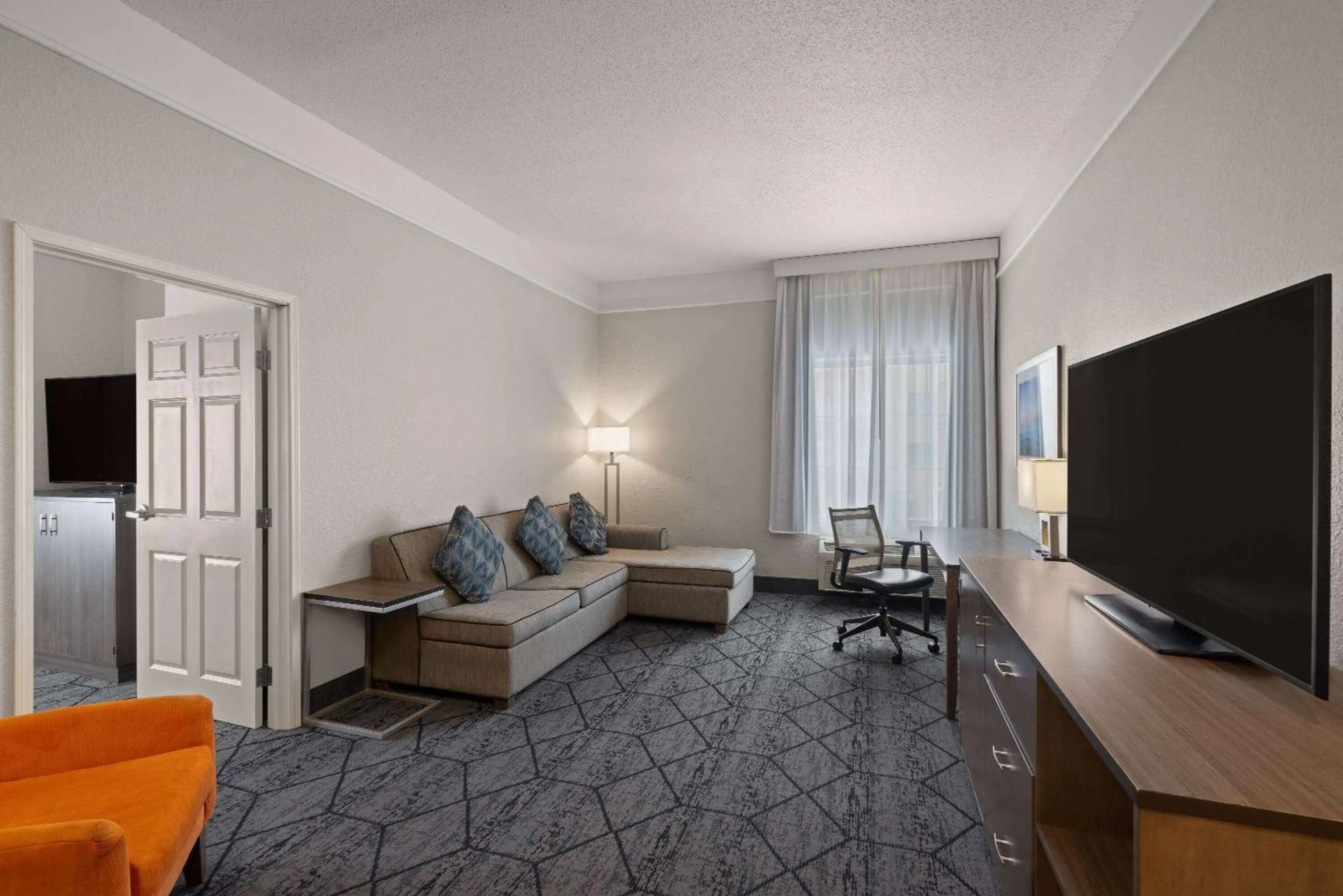 Bed in La Quinta Inn and Suites by Wyndham at WaTiki Waterpark