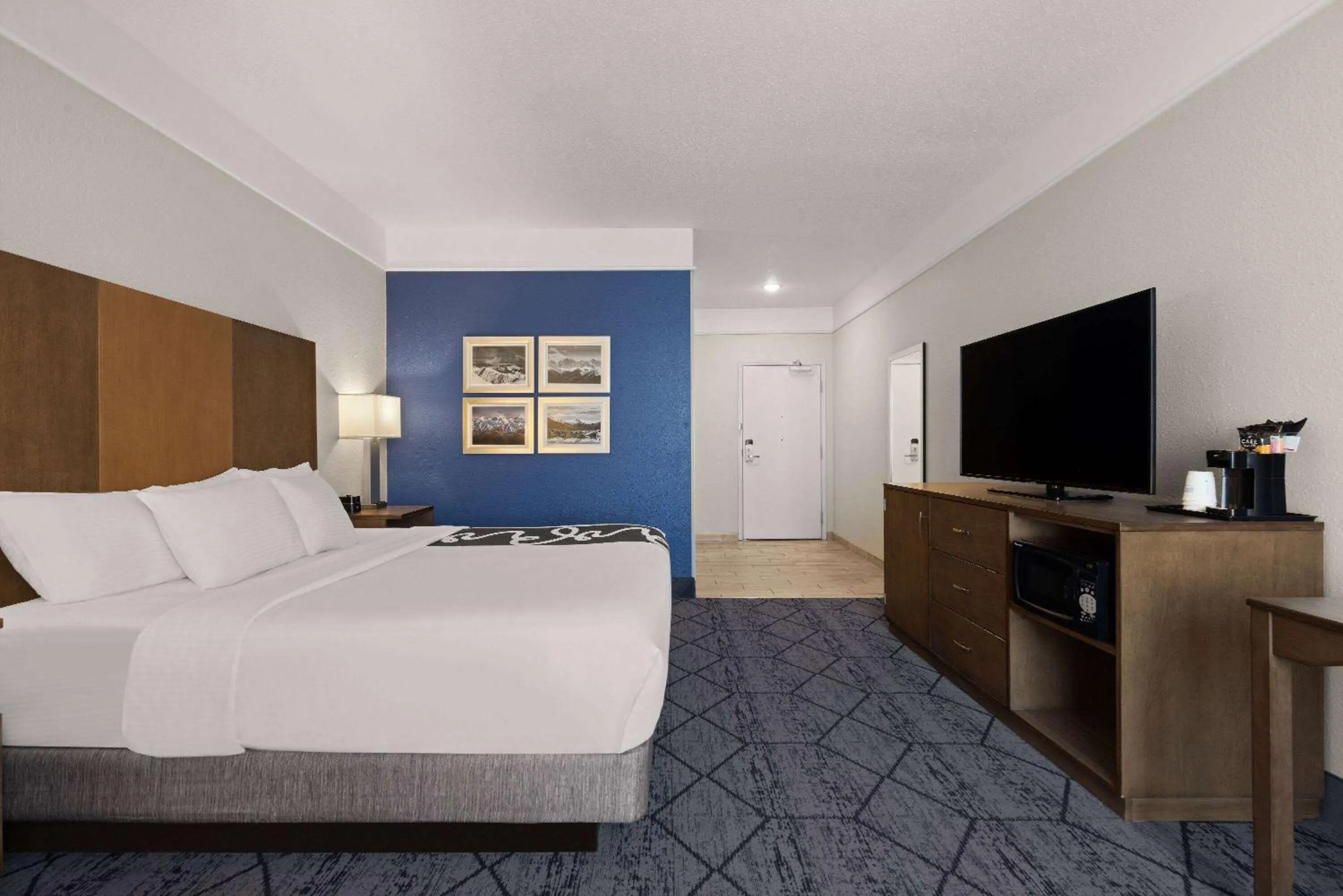 Photo of the whole room, Bed in La Quinta Inn and Suites by Wyndham at WaTiki Waterpark