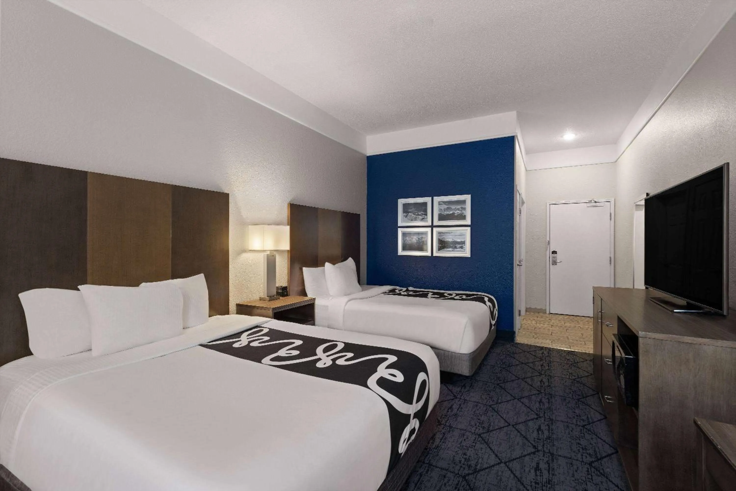 Photo of the whole room, Bed in La Quinta Inn and Suites by Wyndham at WaTiki Waterpark