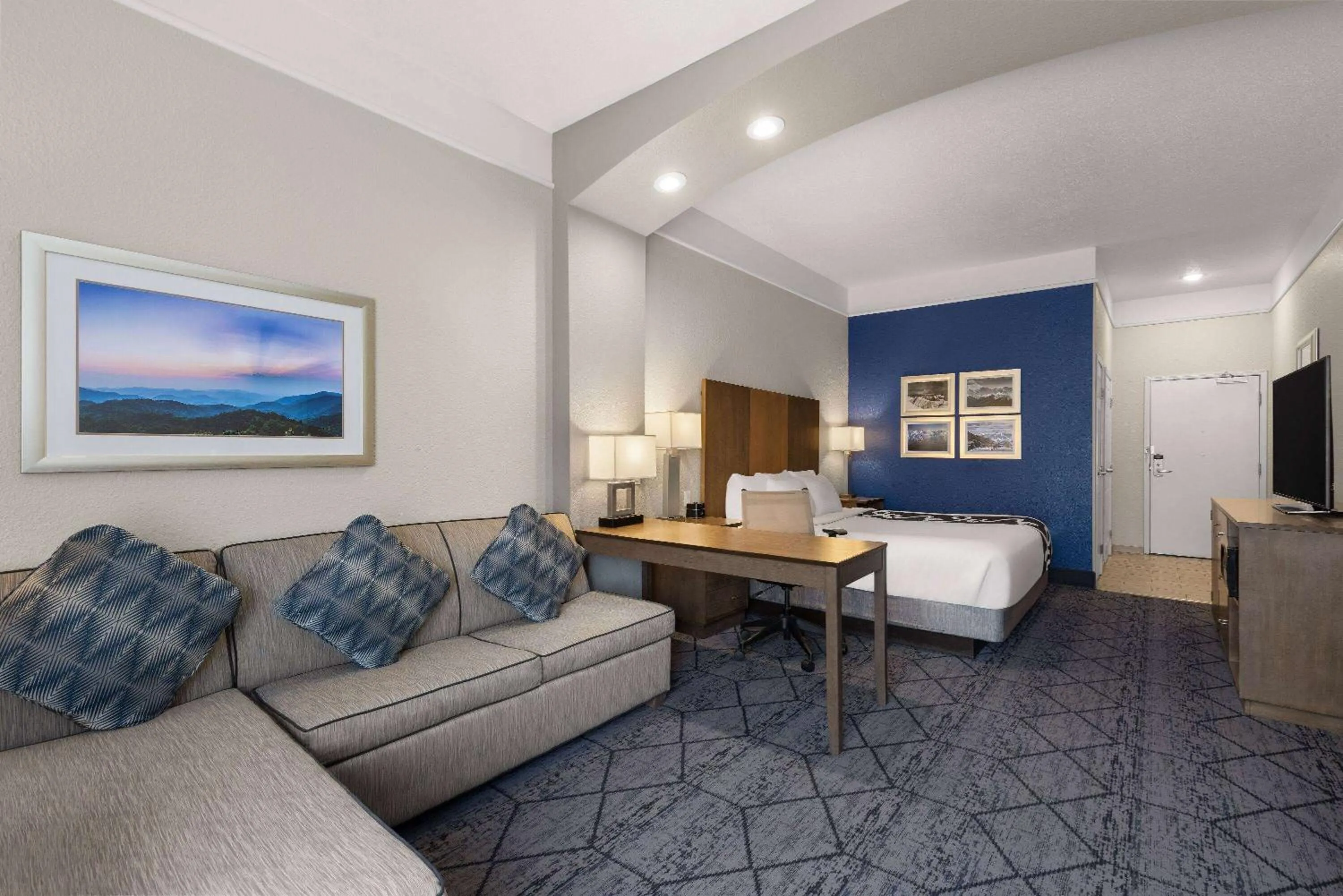 Bed in La Quinta Inn and Suites by Wyndham at WaTiki Waterpark