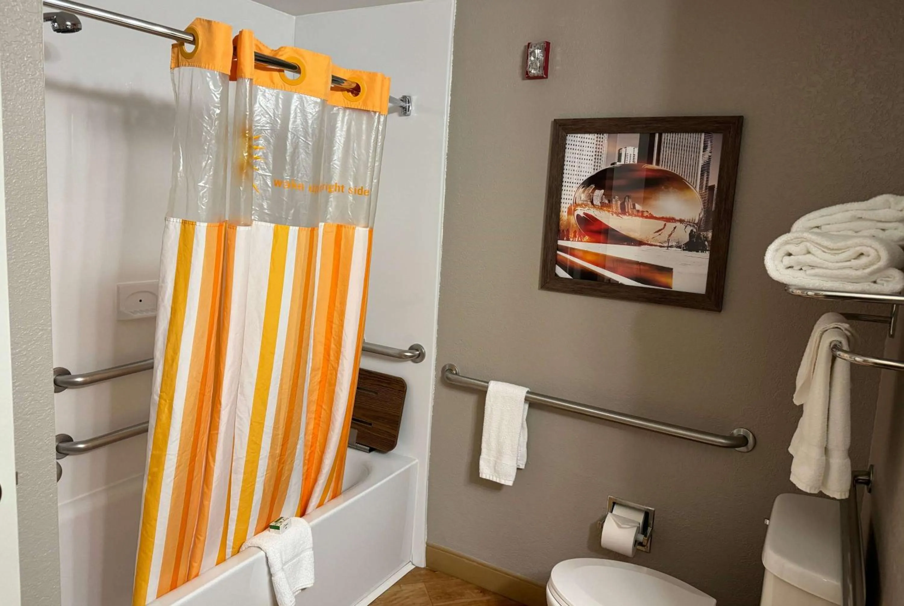 TV and multimedia in La Quinta by Wyndham Bannockburn-Deerfield