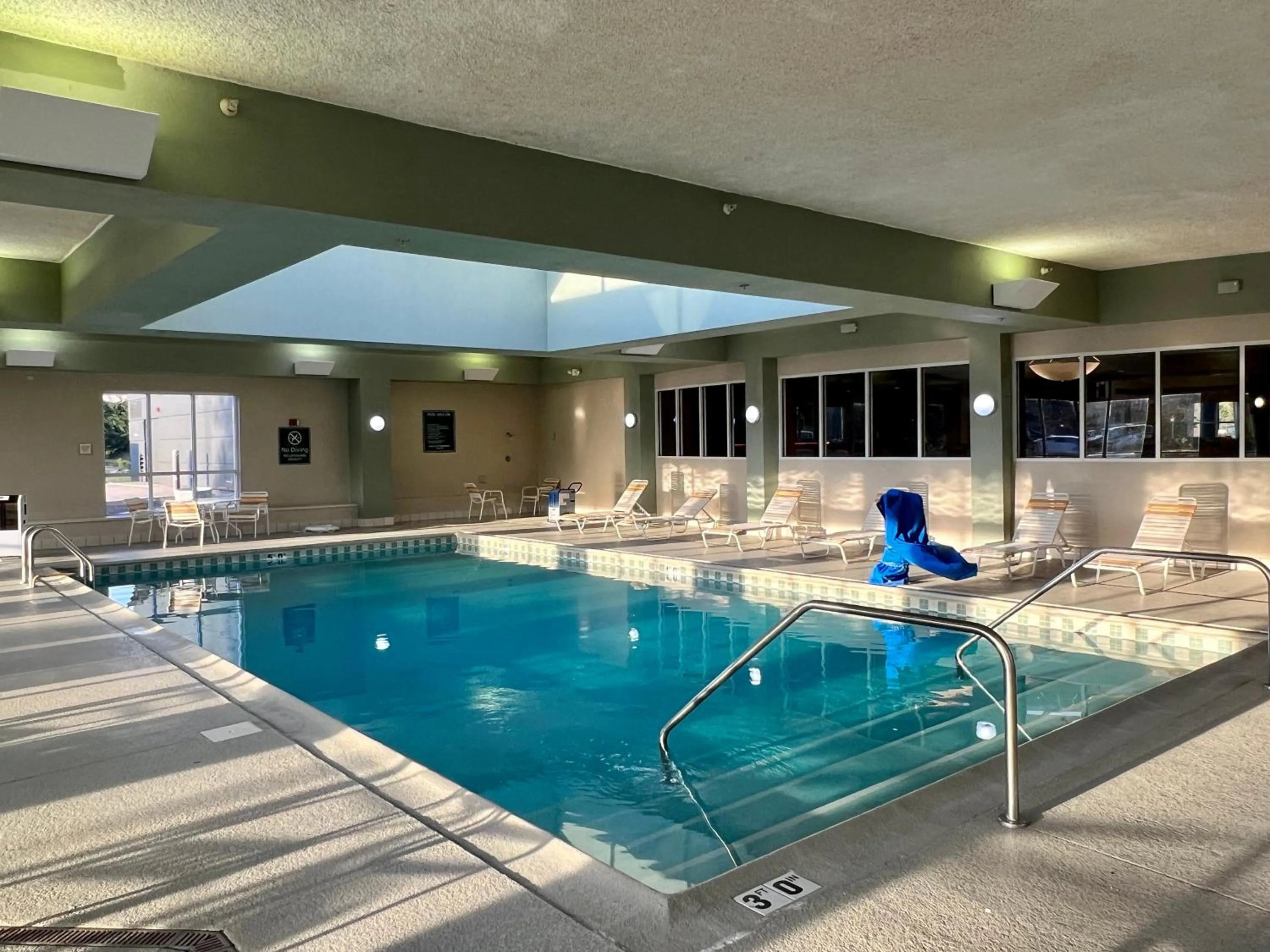 Swimming pool in La Quinta by Wyndham Bannockburn-Deerfield
