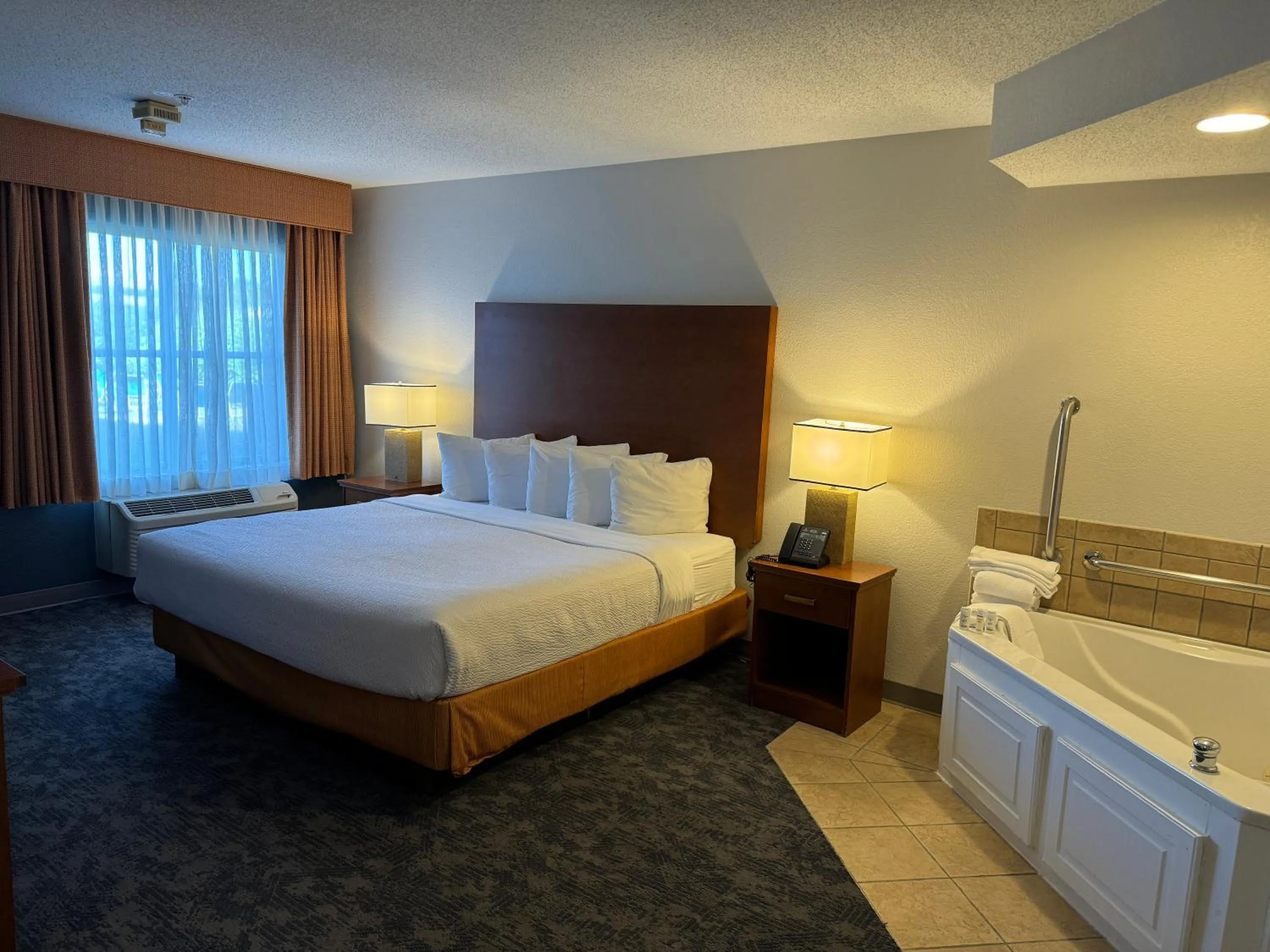 Photo of the whole room, Bed in La Quinta by Wyndham Bannockburn-Deerfield