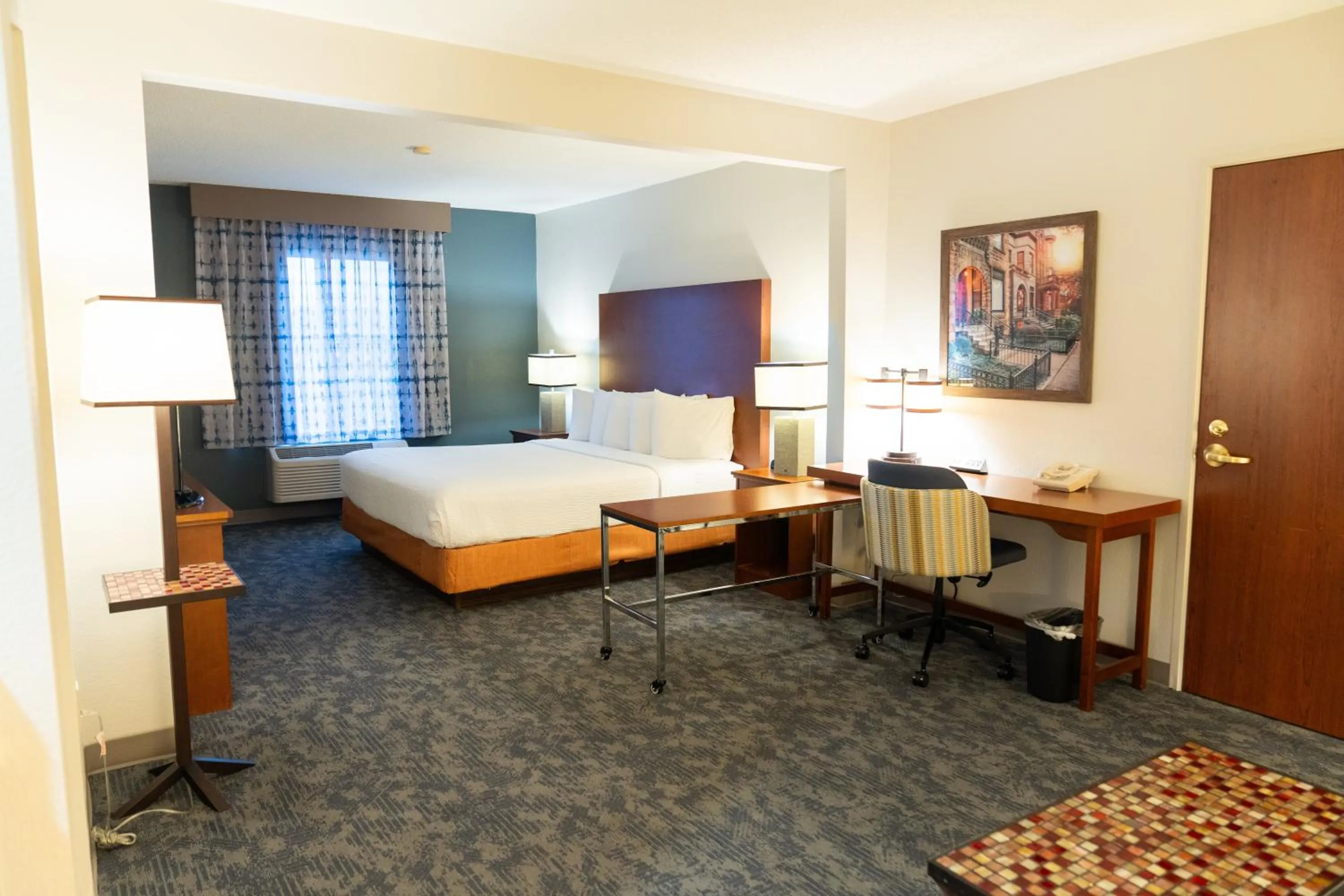 Guests, Bed in La Quinta by Wyndham Bannockburn-Deerfield