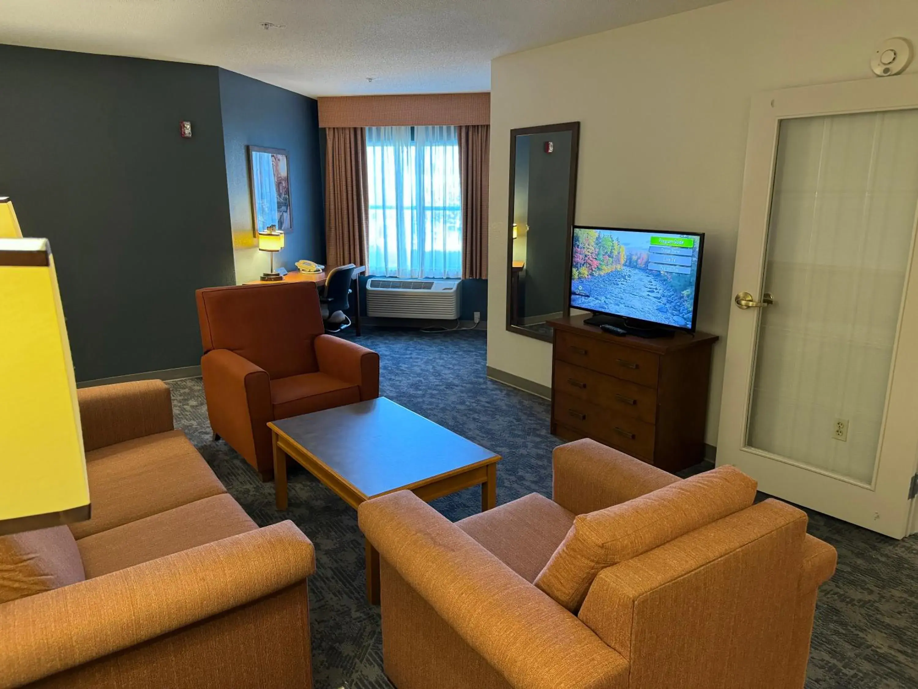 Deluxe King Suite - Mobility Access/Non-Smoking in La Quinta by Wyndham Bannockburn-Deerfield Deluxe King Suite - Mobility Access/Non-Smoking in La Quinta by Wyndham Bannockburn-Deerfield