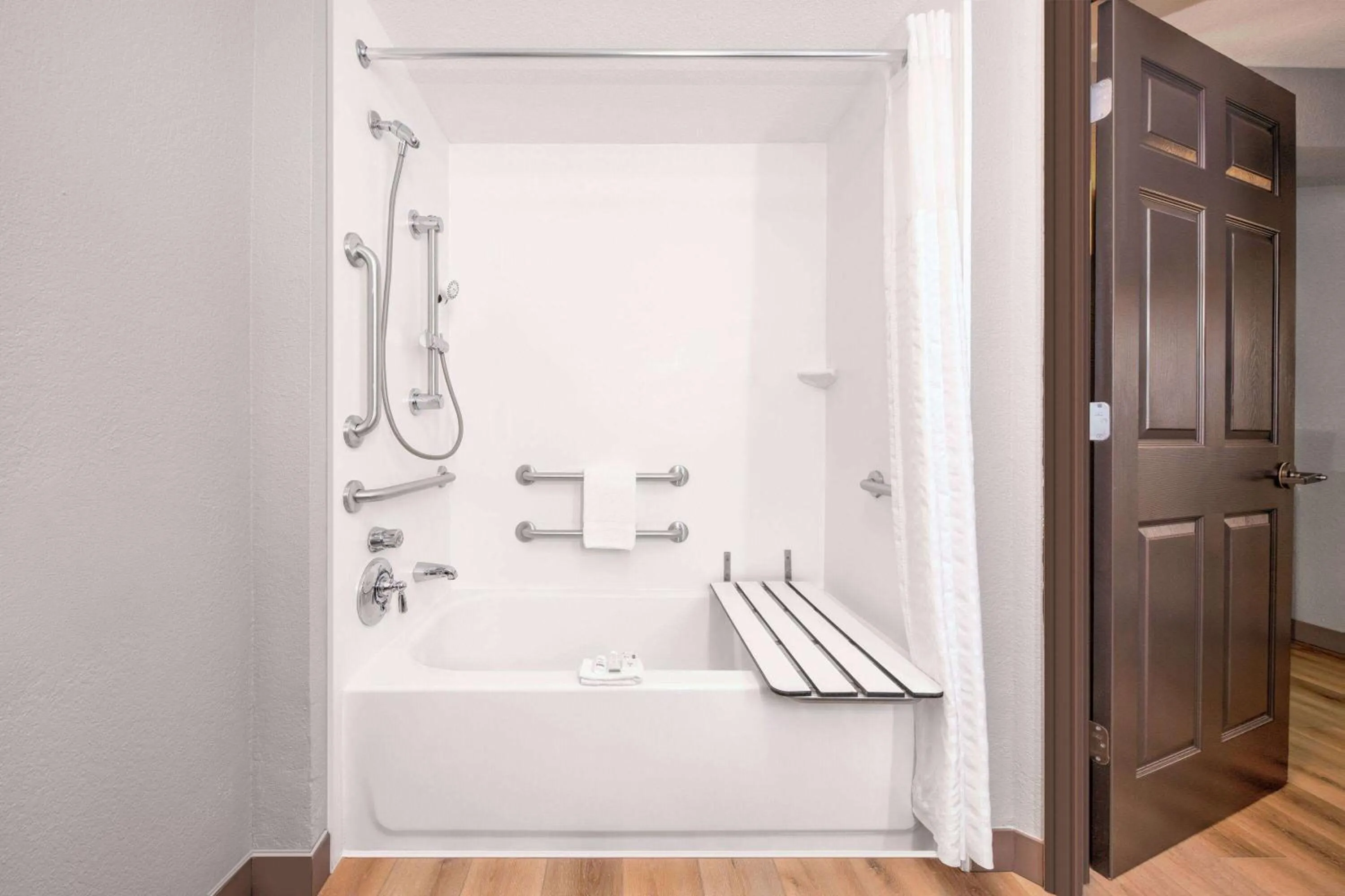 Bathroom in La Quinta by Wyndham Dallas DFW Airport North