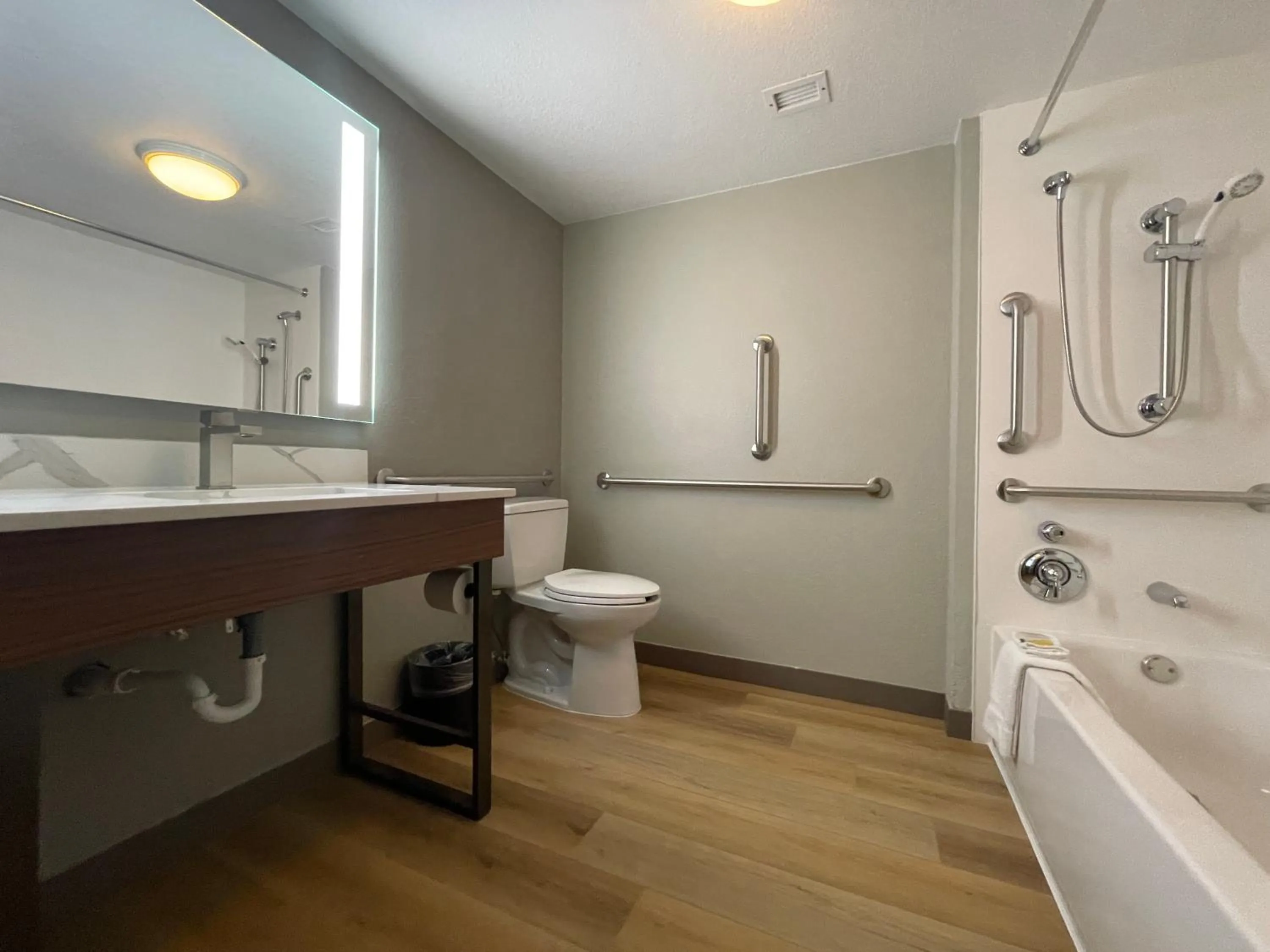 Shower in La Quinta by Wyndham Dallas DFW Airport North