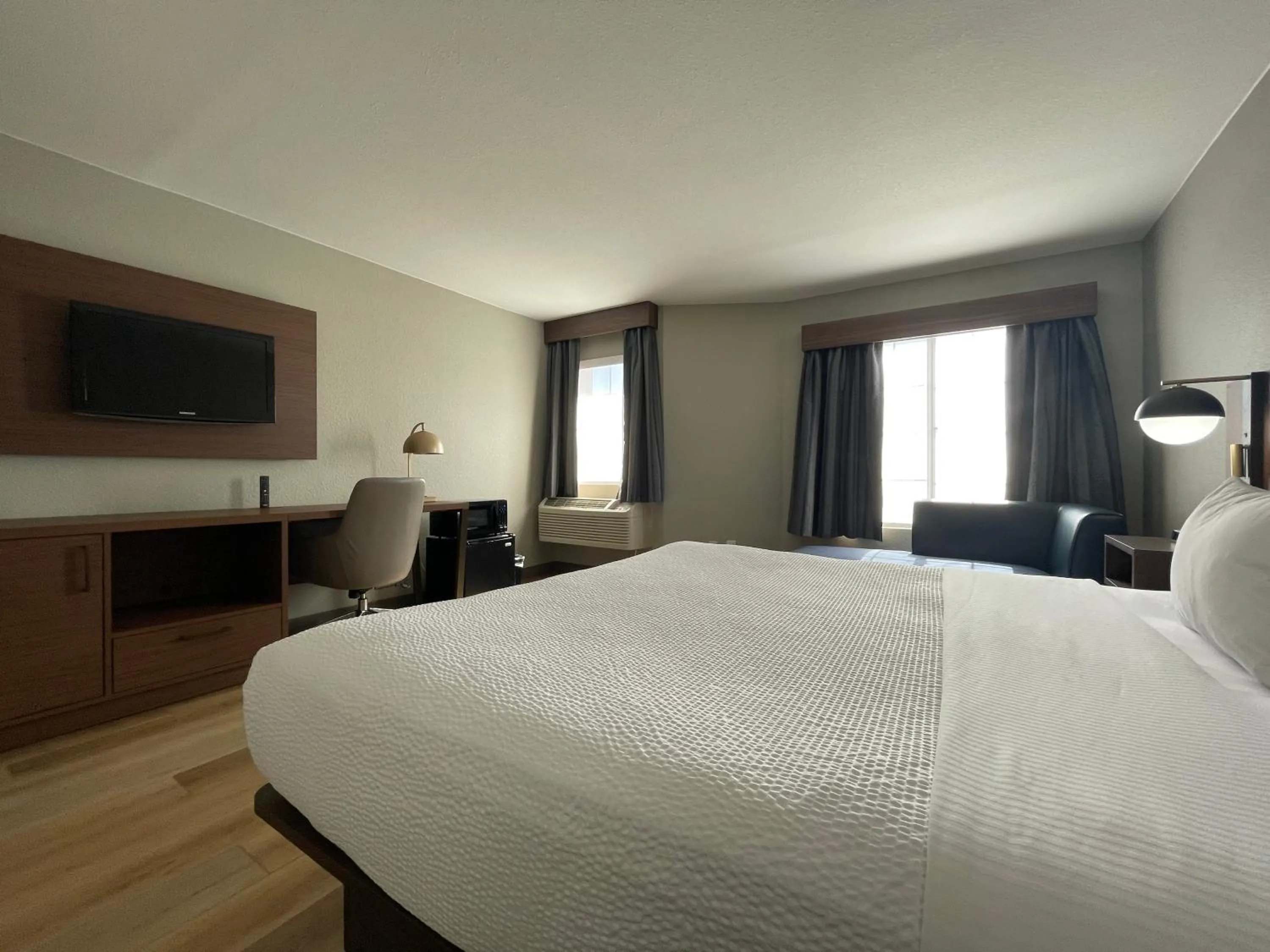 Communal lounge/ TV room, Bed in La Quinta by Wyndham Dallas DFW Airport North