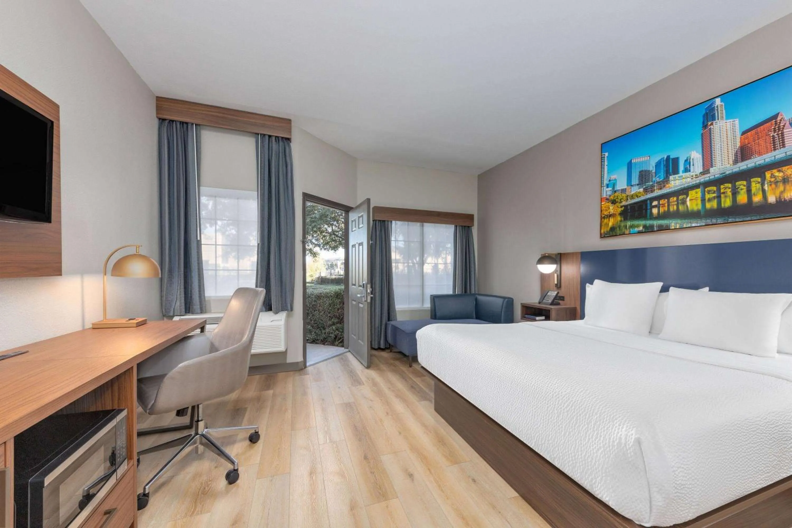 Photo of the whole room, Bed in La Quinta by Wyndham Dallas DFW Airport North