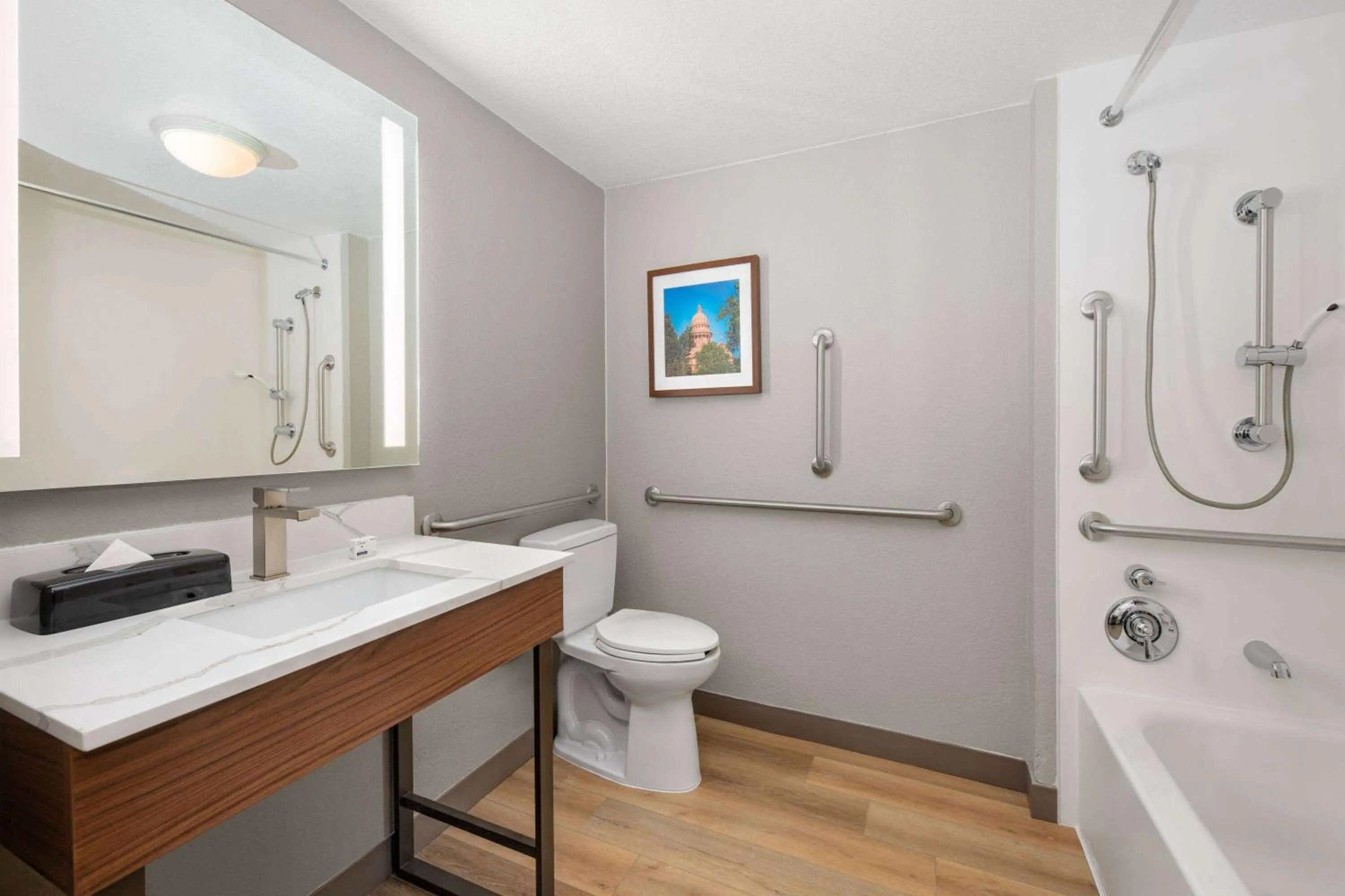 Bathroom in La Quinta by Wyndham Dallas DFW Airport North