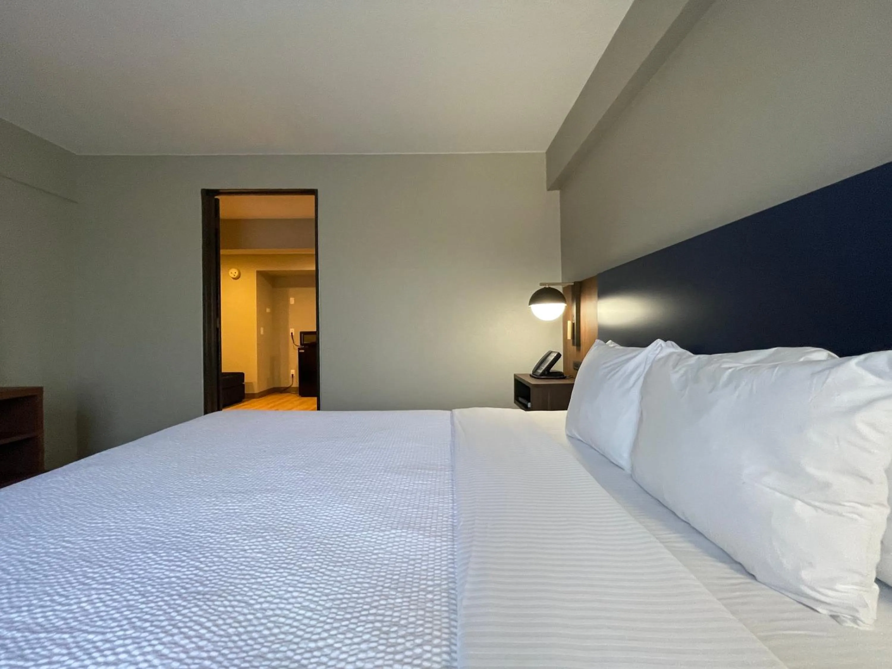 Bedroom, Bed in La Quinta by Wyndham Dallas DFW Airport North