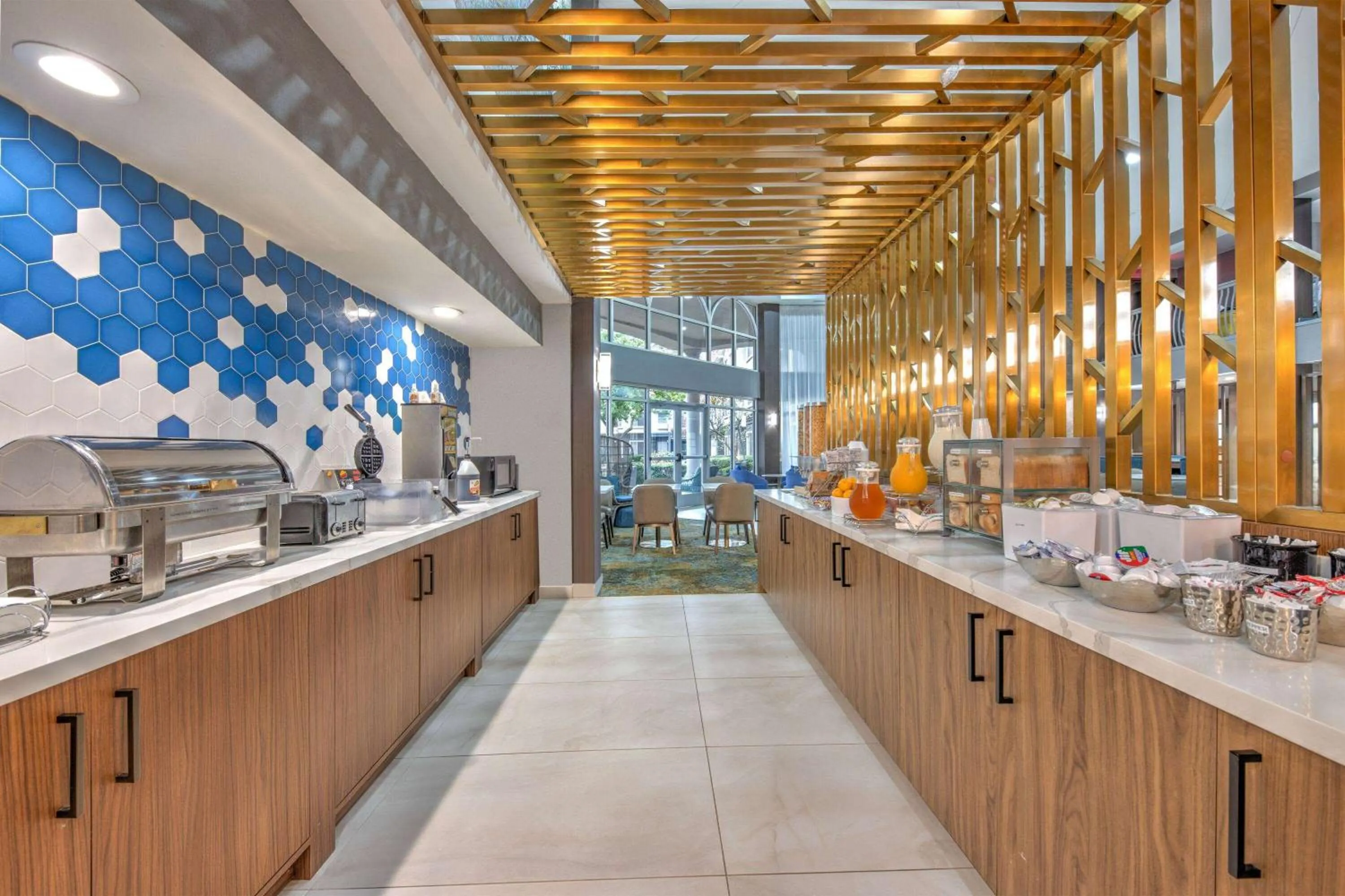 Breakfast in La Quinta by Wyndham Dallas DFW Airport North