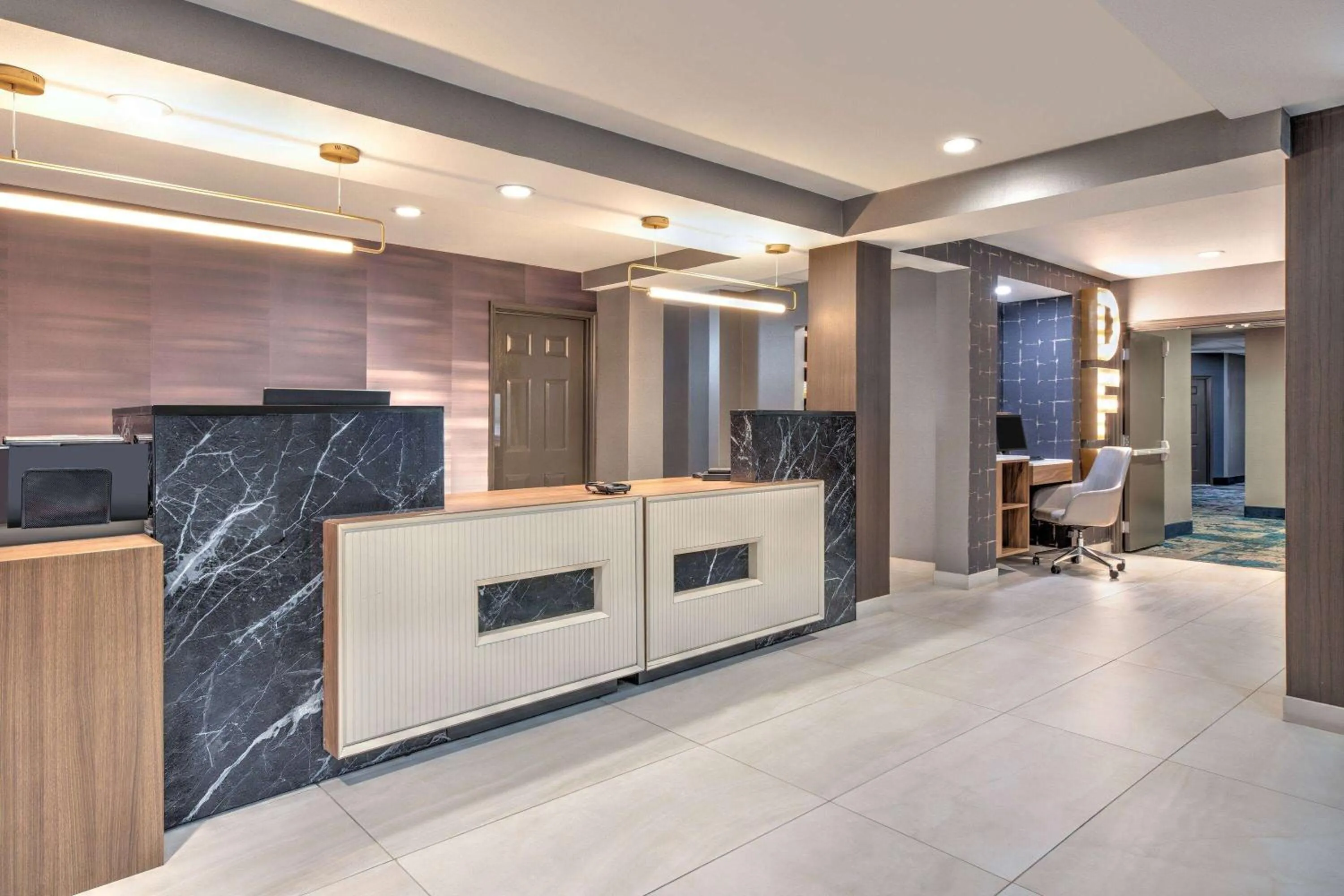 Lobby or reception in La Quinta by Wyndham Dallas DFW Airport North